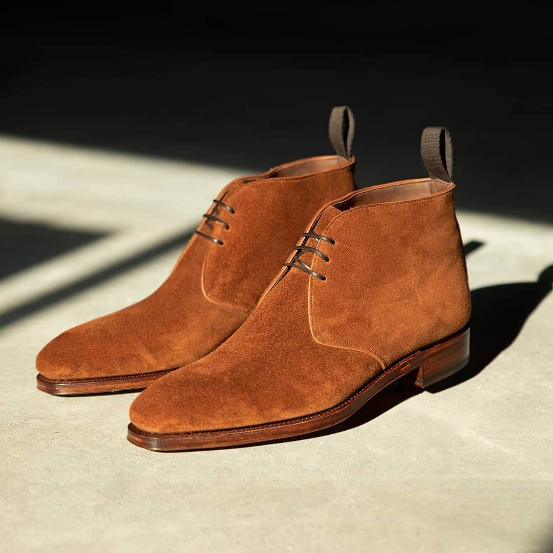カルミナさんのインスタグラム写真 - (カルミナInstagram)「Chukka boots 10027 in polo suede. Featuring a full leather sole with a Goodyear welt-construction and full calf lining. Style made on one of our classics, the Rain last. Classy and elegant, it’s subtly semi-squared on the toe and wide fitting.  #carmina #goodyearwelted #carminashoemaker #カルミナ #mensstyle #chukka #chukkaboots #menswear #menstyle #dapper #gentleman」10月30日 23時19分 - carminashoemaker