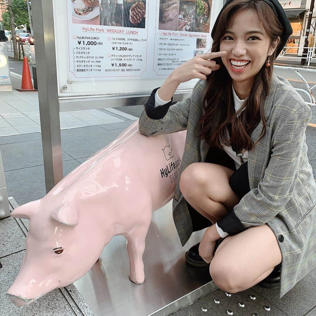 武藤ジャスピンさんのインスタグラム写真 - (武藤ジャスピンInstagram)「豚さんがいたので写真撮りました🐷  本番前髪あるのとないのどっちがいいと思う？🥺 一生決まらないのこの迷い  —————————————————-  ⚠️投票も残り今日と明日の2回になりました！  みんなの1票が貴重すぎるので 忘れずに投票してくれたら嬉しい🥺  @mmobirin2020 をフォローすると 詳細がもっと詳しく出てます！  YouTubeで《桜美林大学祭メインステージ》と 検索して登録すると見れます🔍  明日10/31(土)は 《14:50〜15:30》にお披露目 《18:05〜18:55》にファッションショー があるから是非見てください🥰  #卒業 #ぶた #代官山カフェ #ミスコン #ファイナリスト #ミス桜美林コンテスト2020 #ミス桜美林 #桜美林 #youtube」10月30日 23時19分 - _jasmuts