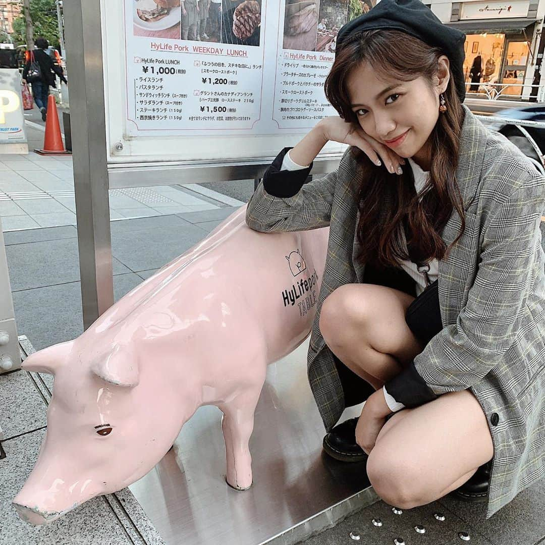 武藤ジャスピンさんのインスタグラム写真 - (武藤ジャスピンInstagram)「豚さんがいたので写真撮りました🐷  本番前髪あるのとないのどっちがいいと思う？🥺 一生決まらないのこの迷い  —————————————————-  ⚠️投票も残り今日と明日の2回になりました！  みんなの1票が貴重すぎるので 忘れずに投票してくれたら嬉しい🥺  @mmobirin2020 をフォローすると 詳細がもっと詳しく出てます！  YouTubeで《桜美林大学祭メインステージ》と 検索して登録すると見れます🔍  明日10/31(土)は 《14:50〜15:30》にお披露目 《18:05〜18:55》にファッションショー があるから是非見てください🥰  #卒業 #ぶた #代官山カフェ #ミスコン #ファイナリスト #ミス桜美林コンテスト2020 #ミス桜美林 #桜美林 #youtube」10月30日 23時19分 - _jasmuts