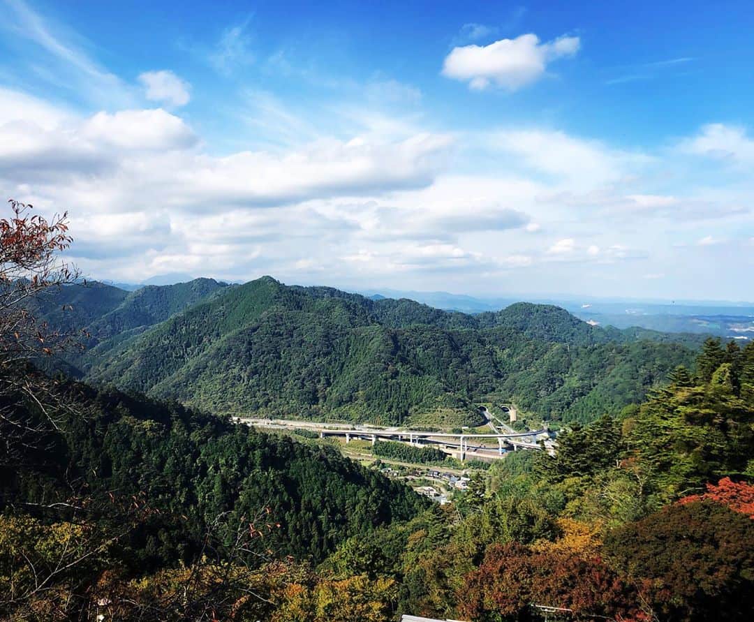 石橋奈美のインスタグラム：「数日前 友達と高尾山に登ってきました。  紅葉に染まるのはもうちょっと先かな？ 綺麗な景色でした〜 寒くて頂上ビール飲めず😵  #高尾山 #久しぶりの山 #⛰」