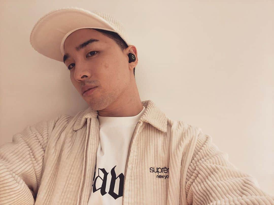 SOLさんのインスタグラム写真 - (SOLInstagram)「🍀 @louisvuitton  #광고 #HorizonEarphones」10月30日 23時20分 - __youngbae__