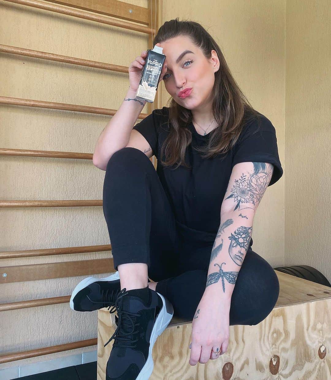 Bruna Unzuetaのインスタグラム：「Amizade sincera? TEMOS! Quem está acompanhando a minha volta aos treinos sabe que tenho um parceiro que está me ajudando nessa retomada! Oooo gente, vcs já provaram @yopro.br ? Já estão viciados/apaixonados assim como eu? 😂 oooo trem bom, viu? ele tem 25g de proteínas, zero adição de açucares, sem lactose, contém nutrientes que ajudem na recuperação muscular, tem Whey + Caseína ...ou seja, TUDO nessa vida! 🥰🥰 eu amooo!!! #YoPRO #publicidade」