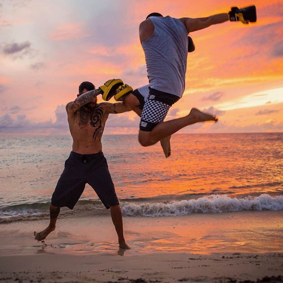 ケン・ブロックさんのインスタグラム写真 - (ケン・ブロックInstagram)「Throwback to when we used a Barbados beach to launch a new helmet paint job by @TroyLeeDesigns and for kickboxing training with @KitCope. I will use most any excuse to use a beach here. Ha. #beachythrowbacks #Hoonigan #Barbados」10月30日 23時26分 - kblock43