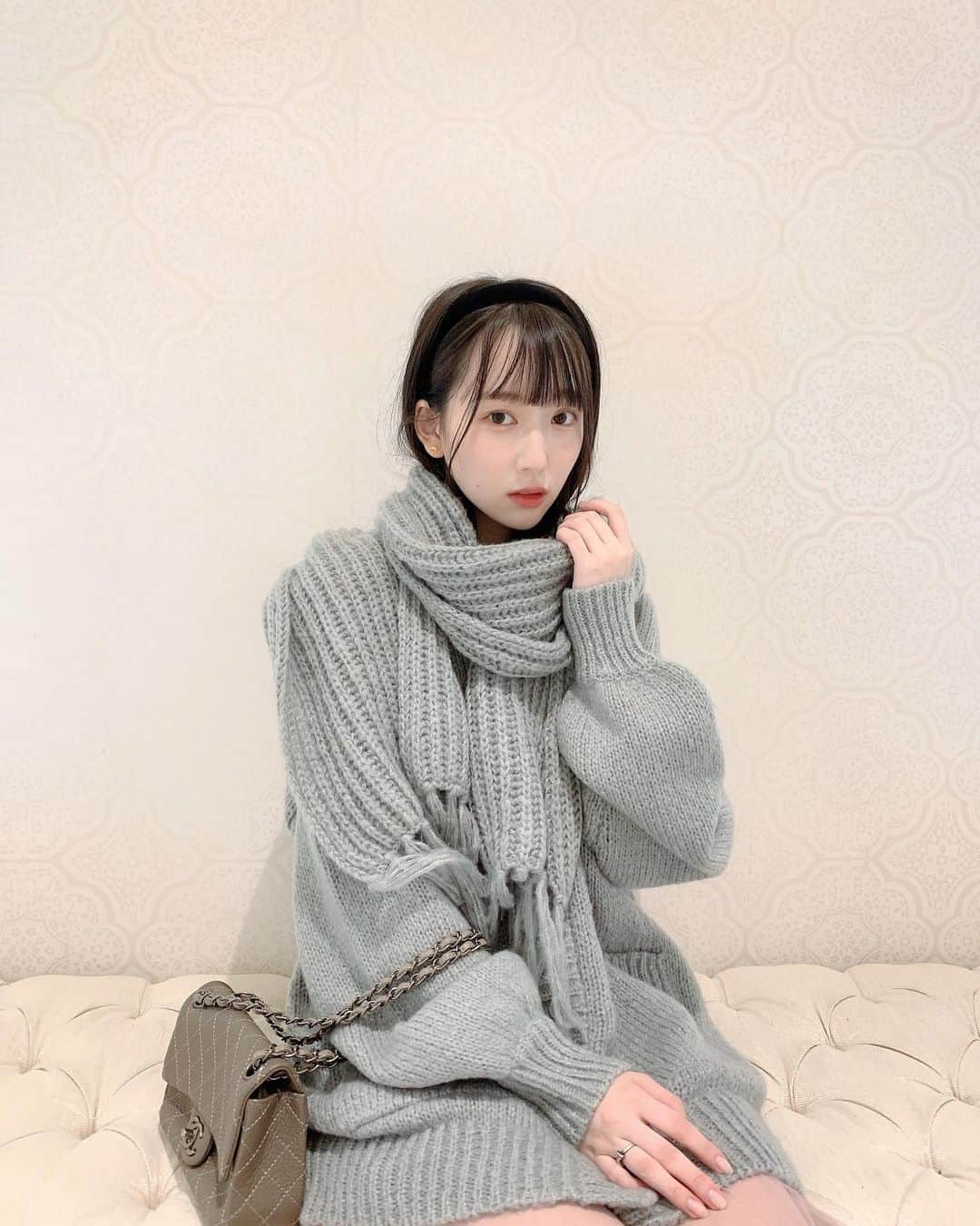 のインスタグラム：「このカーデマフラー、セットで着れる季節になって嬉しい。ずるずる感に包まれてね〜皆様」