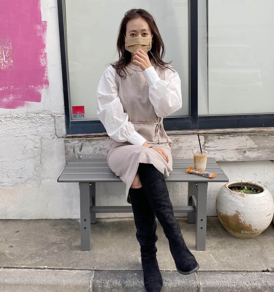 難波礼華のインスタグラム：「髪の毛dark beigeにして短くなったよ🍂 @chuuuuuuuuuuuuu ありがと😘 珍しく大人しいお姉さんみたいな綺麗なワンピ着たよ @iradowl_official のやつ❤️ 冬マスクは　@undecorated_official のウール🦙❤️ ふっわふわで最高🦙🦙🦙」