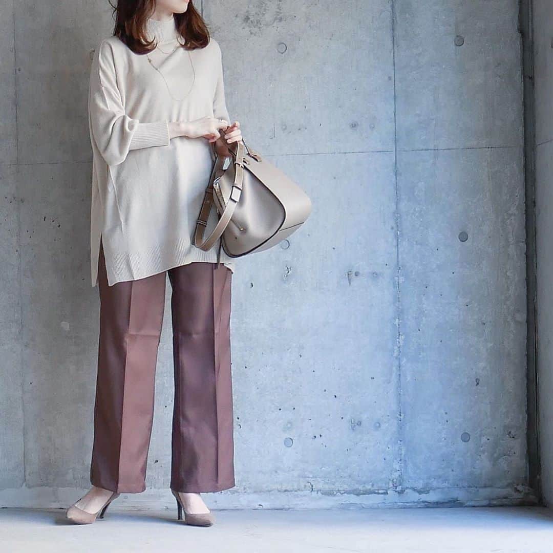 htrkmkのインスタグラム：「【UNIQLO￤早くも値下げ?!な上品パンツ】  ╭☞イラスト解説はswipe╭☞  UNIQLO Uの 足をストンと真っ直ぐに見せてくれるパンツ 秋冬に使えそうなしっかり生地なのに 早くも値下げになってました！  詳しくは @htrkmk のブログに書いてます✎☡  ***  #ユニクロ #ユニクロコーデ #ツイルワイドパンツ #ユニクロユー #ユニクロユーコーデ  #ガウンコート  #秋コート  #秋コーディネート  #ブラウンパンツ  #guパンプス  #マシュマロパンプス  #ロエベ #ロエベハンモック #ハンモックバッグ  #カシミヤチュニック  #チュニックコーデ  #キレイめカジュアル #通勤コーデ」