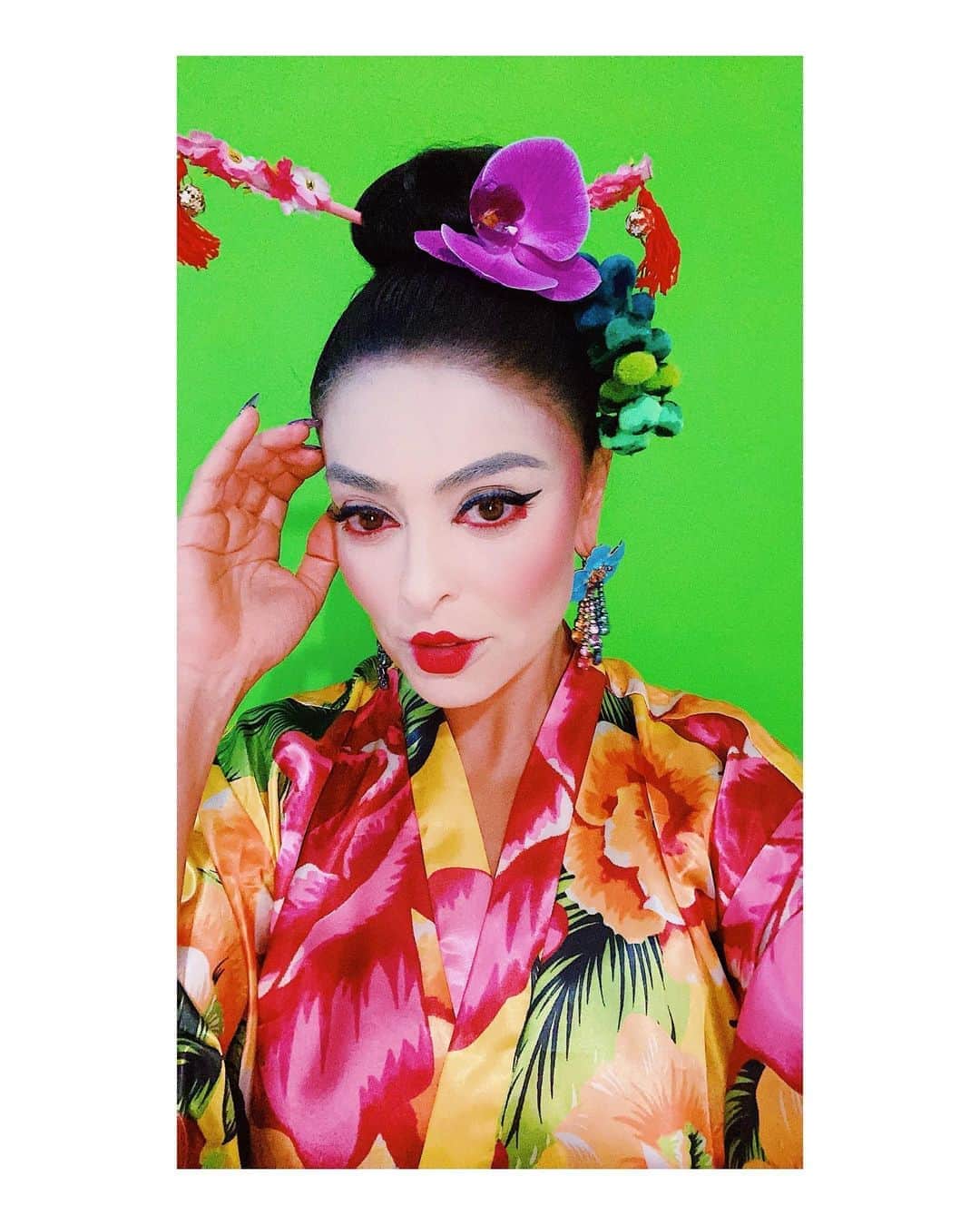 ジュリアナ・パエスのインスタグラム：「É Halloween mané!!!!!! Sim, eu fui assim numa festinha infantil! Sim, eu mesma me maquiei!!! (sim, a máscara borrou tudo depois kkkkkkk) #halloween #halloweenmakeup #halloweendemascara」