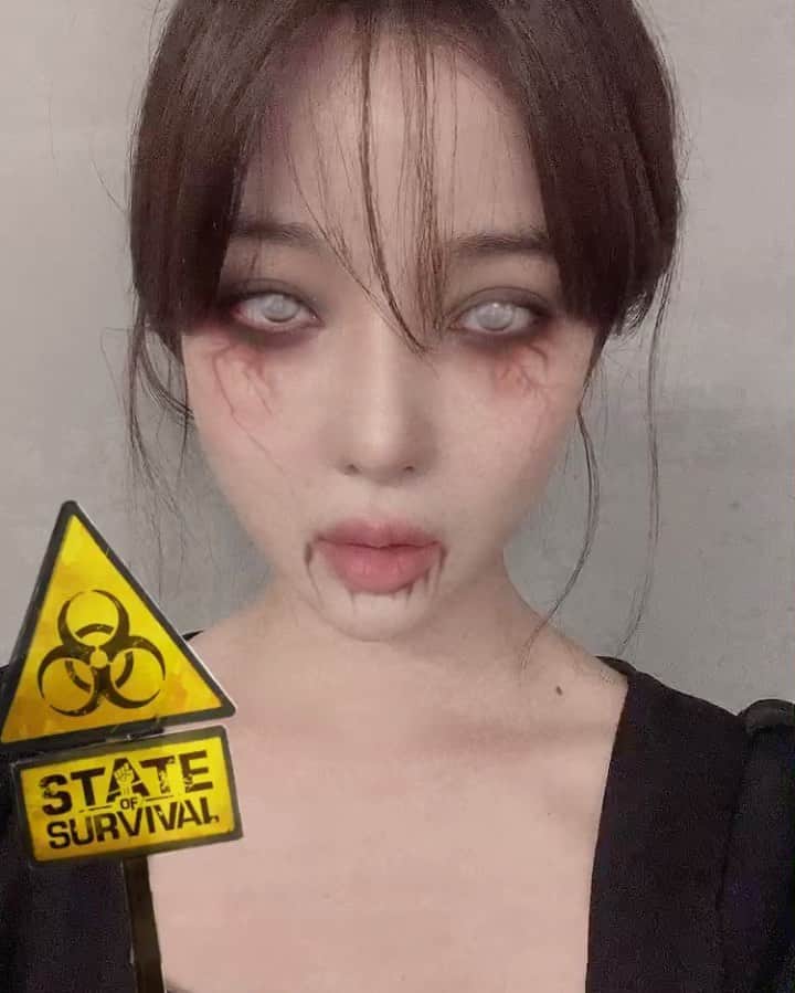 ユン・アラのインスタグラム：「🧟♀스테이트 오브 서바이벌 공식카페에서  진행하는 스노우에서 s.o.s 를 찾아라🧟♂ 참여 링크 : https://cafe.naver.com/stateofsurvival  경품이 무려 에르메스 컴팩트 지갑...🤍 저도 얼른 참여해봐야겠어요!!! 그나저나 이 어플 진짜 무섭다...🥶  #스테이트오브서바이벌 #스노우좀비필터 #할로윈이벤트 #에르메스, #sos #좀비필터 #할로윈 #경품 #셀피 @stateofsurvival_korea」