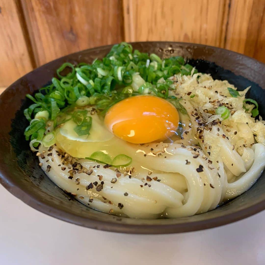 大井智保子さんのインスタグラム写真 - (大井智保子Instagram)「Go toを利用して、うどん県香川へ行ってきましたよん♪♪ とってもお天気が良くて、 最高のおうどん巡り旅になりました☀️ . 人気店4軒も回れました♪全店舗個性があって、同じ讃岐うどんといっても全然ちがうのねー🤤 どこもおいしかったけど、 特に好みだったのは、シンプルな釜あげの、長田うどんさんでした‼︎ コシがあるけど、やわらかくてもちもちぬるっとしてたよ♪♪ まだ行きたいお店あるから、またいきたいなー🧚 . . #香川県 #香川 #四国 #讃岐うどん #うどん県 #食旅 #女子旅 #旅行 #gotoキャンペーン #gotoトラベルキャンペーン #gotoトラベル  #うどん好き #うどん #香川うどん #香川うどん巡り #香川うどん旅」10月30日 23時38分 - chihokoi