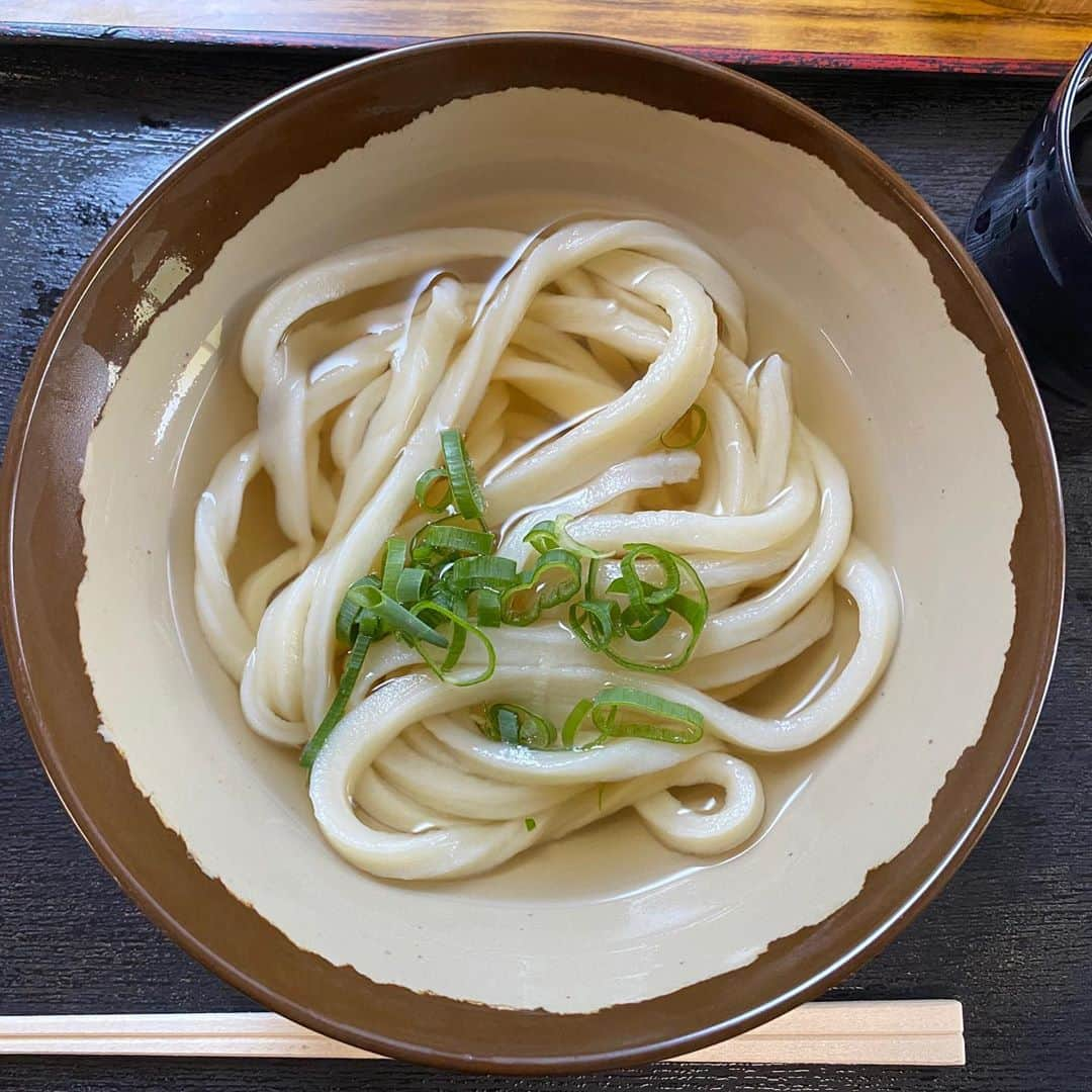 大井智保子さんのインスタグラム写真 - (大井智保子Instagram)「Go toを利用して、うどん県香川へ行ってきましたよん♪♪ とってもお天気が良くて、 最高のおうどん巡り旅になりました☀️ . 人気店4軒も回れました♪全店舗個性があって、同じ讃岐うどんといっても全然ちがうのねー🤤 どこもおいしかったけど、 特に好みだったのは、シンプルな釜あげの、長田うどんさんでした‼︎ コシがあるけど、やわらかくてもちもちぬるっとしてたよ♪♪ まだ行きたいお店あるから、またいきたいなー🧚 . . #香川県 #香川 #四国 #讃岐うどん #うどん県 #食旅 #女子旅 #旅行 #gotoキャンペーン #gotoトラベルキャンペーン #gotoトラベル  #うどん好き #うどん #香川うどん #香川うどん巡り #香川うどん旅」10月30日 23時38分 - chihokoi