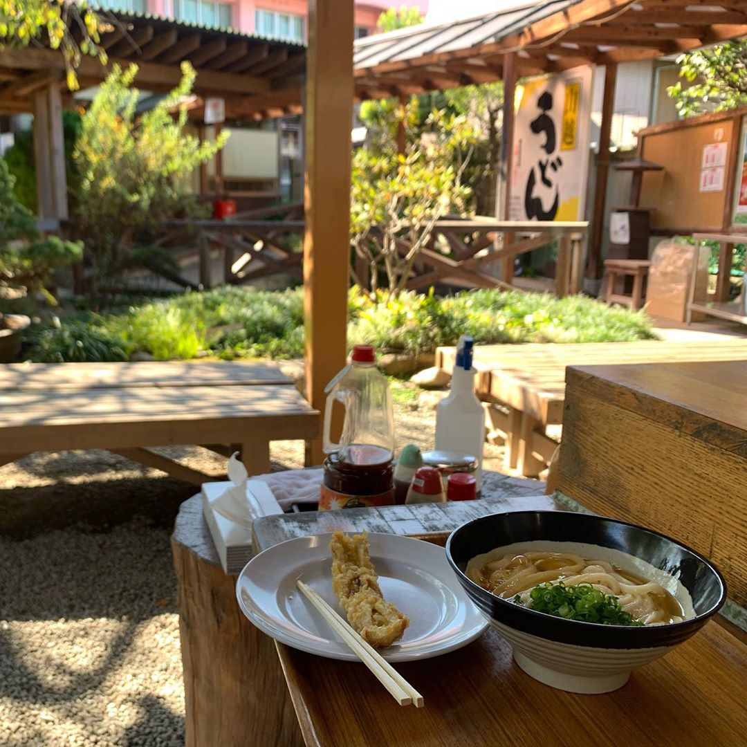 大井智保子さんのインスタグラム写真 - (大井智保子Instagram)「Go toを利用して、うどん県香川へ行ってきましたよん♪♪ とってもお天気が良くて、 最高のおうどん巡り旅になりました☀️ . 人気店4軒も回れました♪全店舗個性があって、同じ讃岐うどんといっても全然ちがうのねー🤤 どこもおいしかったけど、 特に好みだったのは、シンプルな釜あげの、長田うどんさんでした‼︎ コシがあるけど、やわらかくてもちもちぬるっとしてたよ♪♪ まだ行きたいお店あるから、またいきたいなー🧚 . . #香川県 #香川 #四国 #讃岐うどん #うどん県 #食旅 #女子旅 #旅行 #gotoキャンペーン #gotoトラベルキャンペーン #gotoトラベル  #うどん好き #うどん #香川うどん #香川うどん巡り #香川うどん旅」10月30日 23時38分 - chihokoi