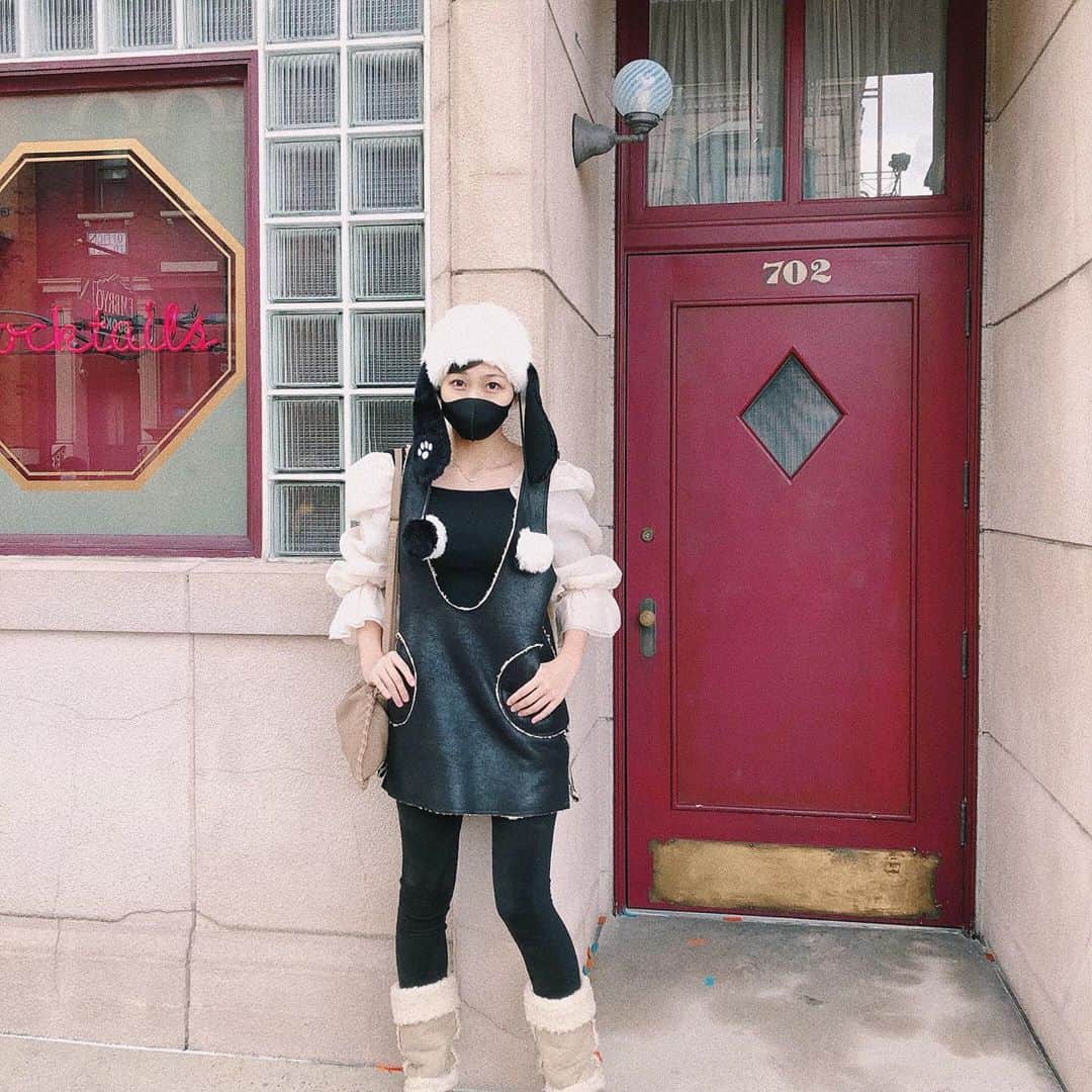 澤田桃佳のインスタグラム：「U.S.J🧟‍♀️🧟‍♀️!!! . .  . . . . #ユニバ　#ユニバーサルスタジオジャパン #スヌーピー #スヌーピーコーデ #黒白コーデ #冬コーデ #ブーツ　#ファッション #USJ #japan #osaka #snoopy」