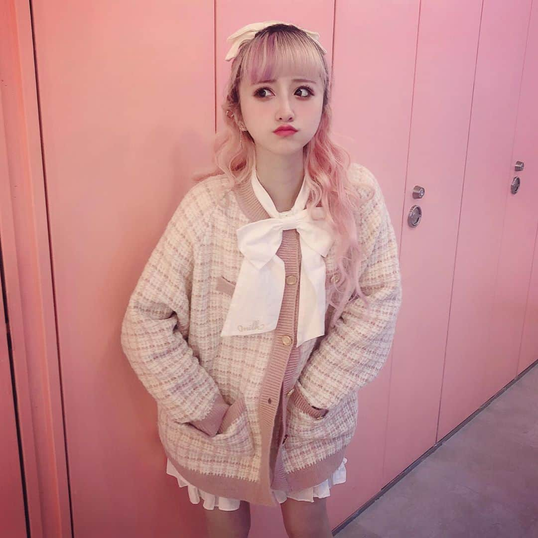 胡桃兎愛のインスタグラム：「Twitterで好評だったコーデ♡ 私が着てるお洋服を可愛い！と思ってもらえたり、このお洋服どこのですか？？と質問してもらえたり、お揃い買いました！！と報告してもらえたりするとコーディネートまでちゃんと見てもらえてる！！！涙 と嬉しい気持ちになる！ありがとう♡ 1番質問の多かったアウターは着てると毎回誰かに褒めてもらえるくらい可愛いし暖かくて毎日のように着ている♡ milkのシャツは古着で見つけたものだけどリボンも取り外しできてめちゃくちゃ合わせやすい！！ スカートはh&mで500円以下で購入しました♡」