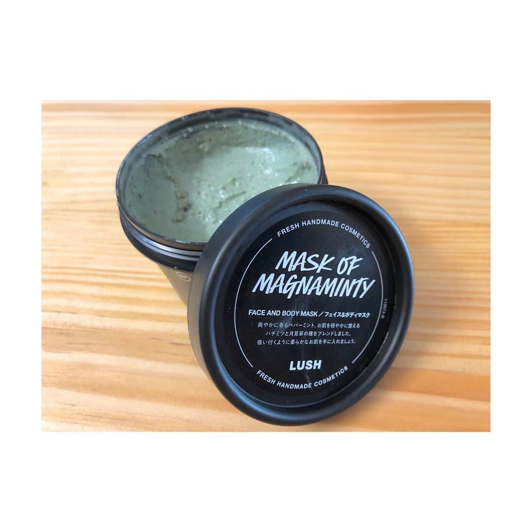 森脇加奈子のインスタグラム：「🧚‍♂️  鬼リピート買いしてるLUSHのパワーマスク！  フェイスマスクなんですが お肌はさっぱり 気持ちはすっきり　する所がお気に入りです。  ミントの香りによる効果もあるのかな 甘ったるすぎる香りってそんなに得意じゃないんですがこれはちょうどいいかおり！甘さの中にスッキリ！みたいな  ぬってそのまま半身浴とかしたりしちゃって 肌あっためたらSABONのボディスクラブでケアとかしちゃって一人エステを楽しむ…というのもアリです。まあ今週そんな時間はなかったですが！笑  今週末はそんな感じで過ごしたい！  #lush」