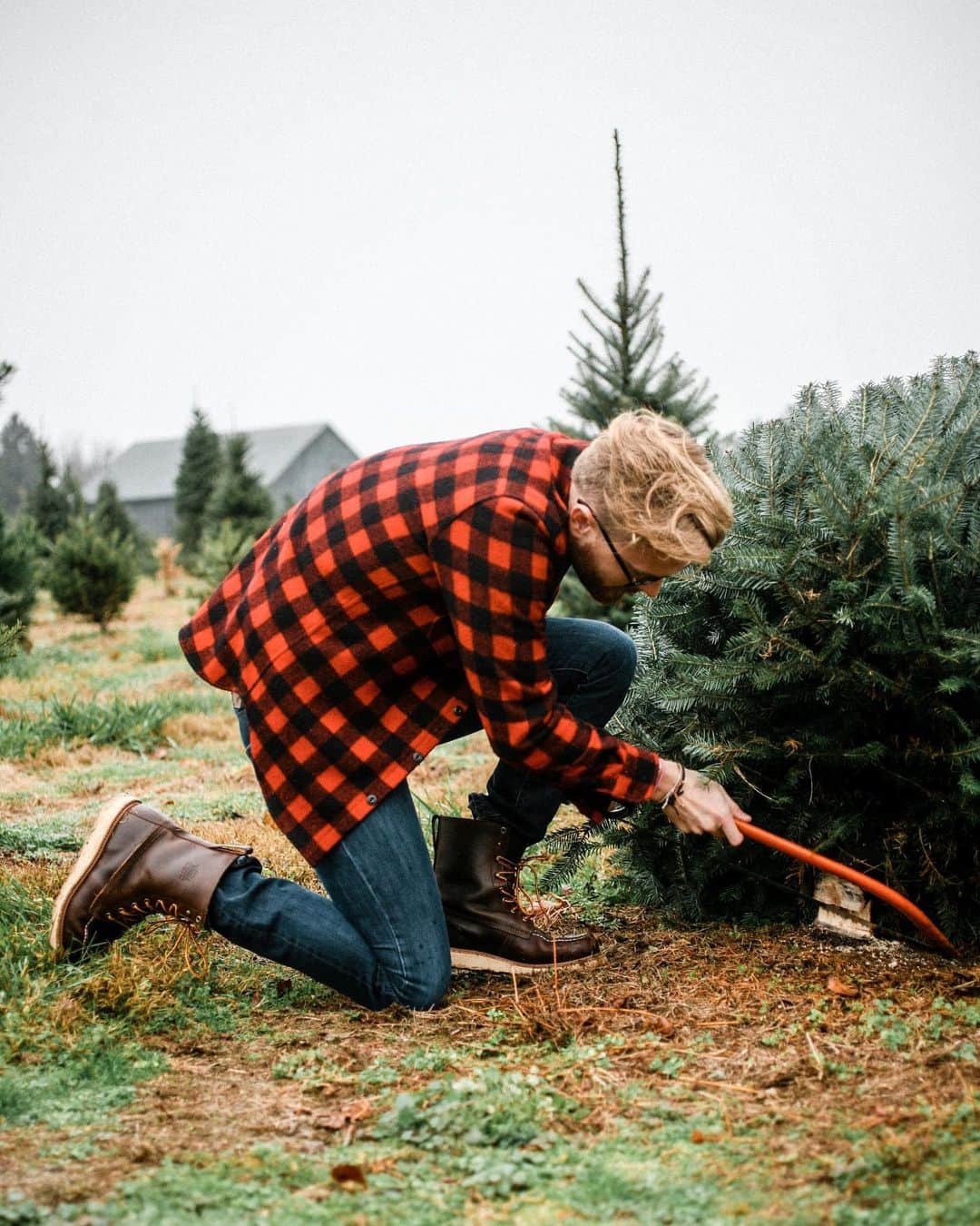FOLKのインスタグラム：「CHRISTMAS! CHRISTMAS! Would you like to submit and essay or a story for our Christmas issue? DM us ASAP! We’re finishing up the issue next week and still have a bit of space for submissions. We want this issue fo feel cozy and nostalgic. Memories of brighter days and warmer times.  If you’d like info about stocking the issue in your shop or advertising in the issue DM us about that too. Merry Christmas y’all!」