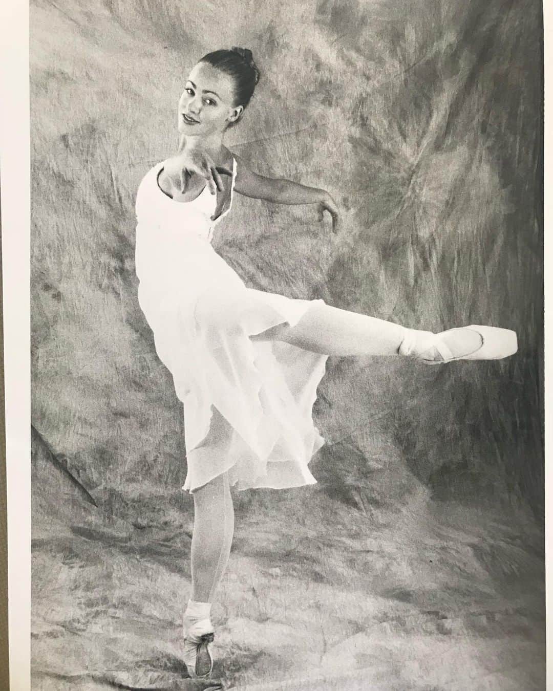アマンダ・シュルのインスタグラム：「Happy #worldballetday  This is my summer program application photo when I was 16 years old. Remember those? What do kids do now? Hologram their auditions in?  Which ballet summer program was your favorite?  • • • #biscuitfoot #notthebestangle #ballet #fbf  #nofilter」