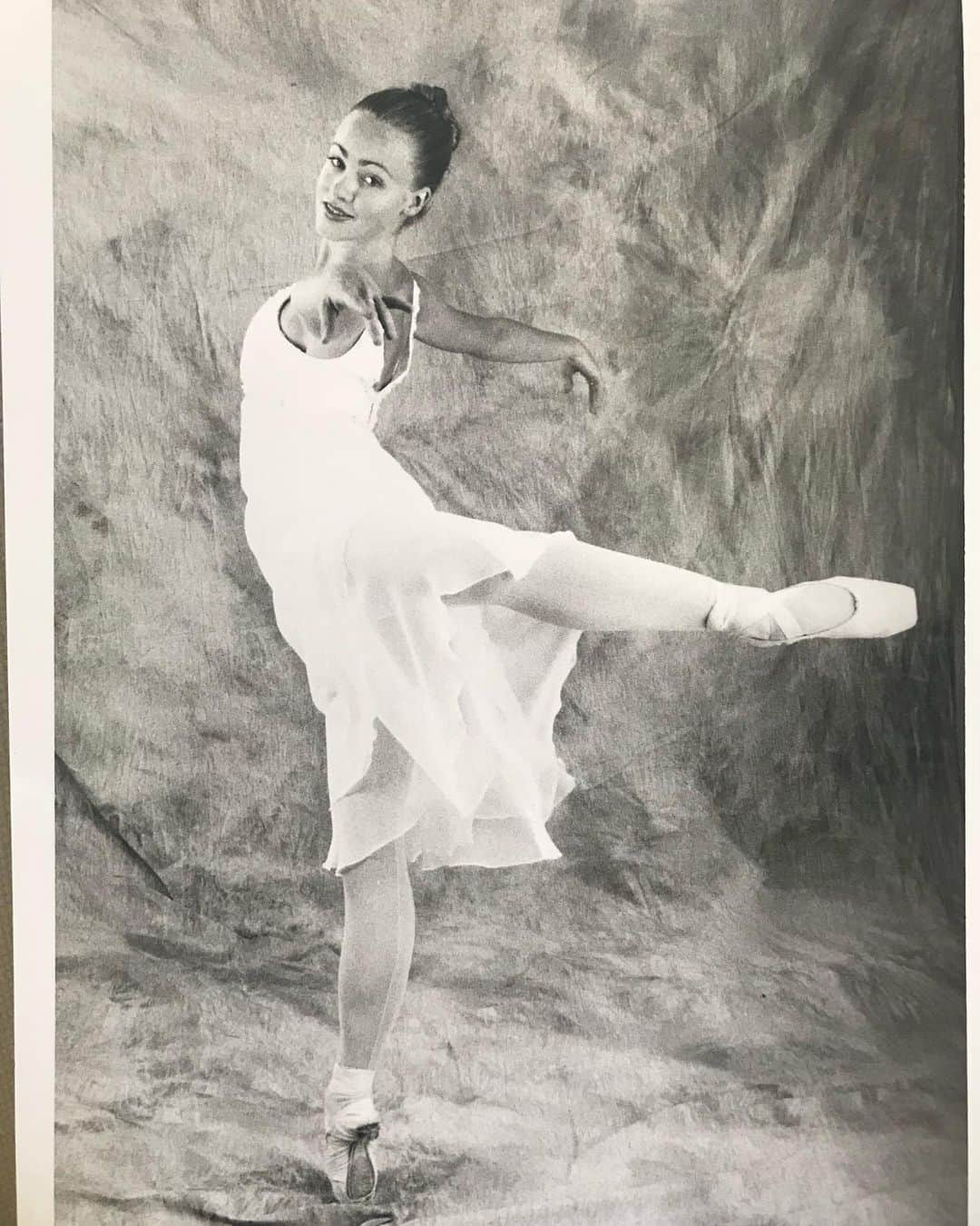 アマンダ・シュルさんのインスタグラム写真 - (アマンダ・シュルInstagram)「Happy #worldballetday  This is my summer program application photo when I was 16 years old. Remember those? What do kids do now? Hologram their auditions in?  Which ballet summer program was your favorite?  • • • #biscuitfoot #notthebestangle #ballet #fbf  #nofilter」10月30日 23時47分 - amandaschull