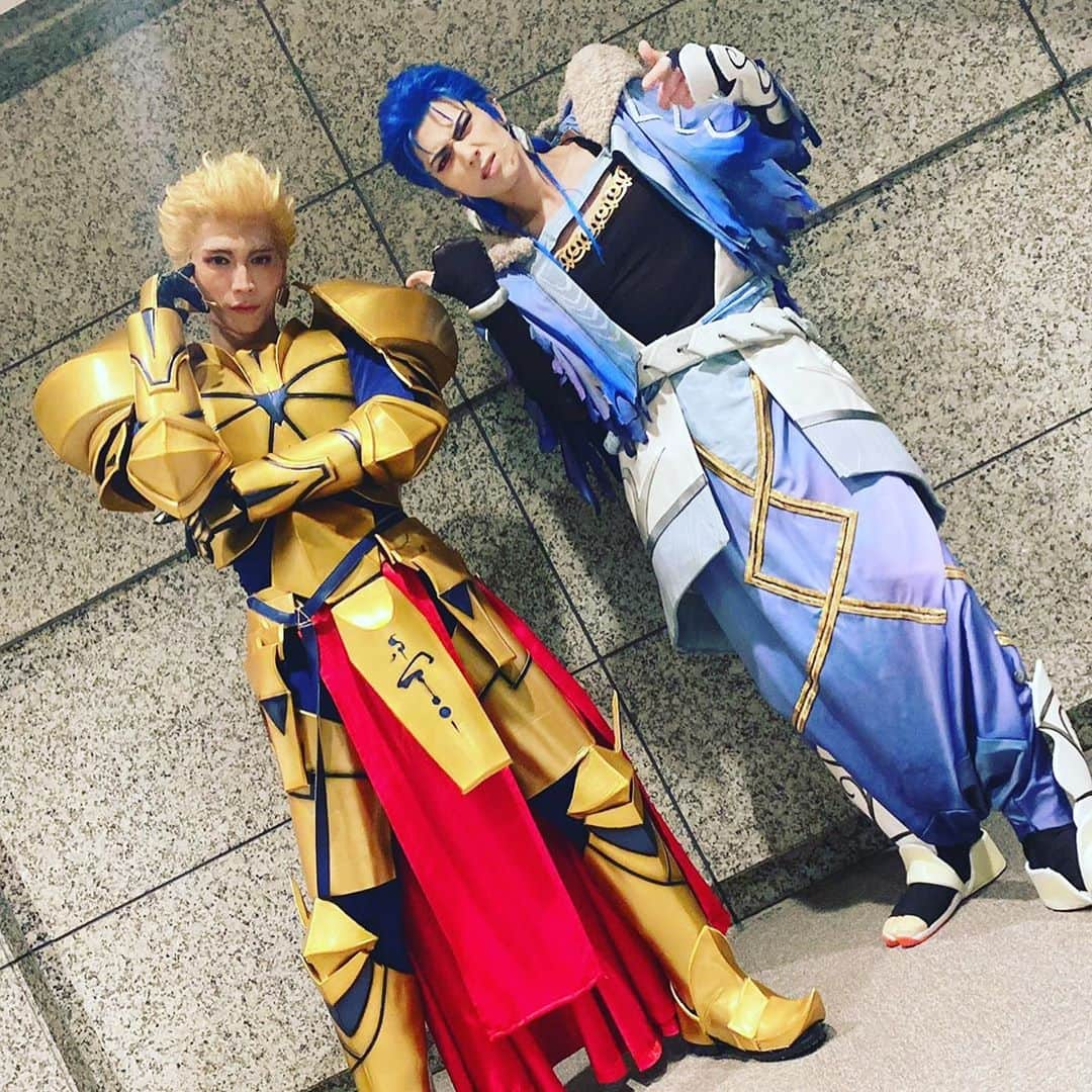 丘山晴己さんのインスタグラム写真 - (丘山晴己Instagram)「FGO「冠位時間神殿ソロモン」大千秋楽を誰一人かける事なく迎える事が出来ました！これも制作&スタッフさんそしてお客様のお陰です！本当にどうもありがとうございました！また今回はキャスギル様に加え完アーチャーギル様との時間もあり物凄く幸せいっぱいでした！！キャスギル様からは今回目をみて話しかけてくださりました😭✨アーチャーギル様は一瞬目が合うだけまたまた追いかけなくては行けない！のでおいかけさせていただきます！！！そして又いつかどこかでご一緒出来る日が来る事願っております😭❤️ 今回のキャストもサイコーに楽しかったです！皆んな本当に素敵な方ばかりでハッピーぴー！(写真まだ貰えてないのいっぱい😭早く皆んなちょーだい😂)ですがオジ様とギル様写真😊✨✨✨✨きゃああああでしゅ！ 本物に今回最終章！さみしいです！！ がまたどこかで皆さんをどこかに一緒にレイシフト出来ればワクワクぴょーん❤️ それを願って💕 本当にどうもありがとうございました😊 #冠位時間神殿ソロモン千秋楽 #丘山晴己 #アーチャーギルガメッシュ  #キャスギル  #fgo」10月30日 23時47分 - haruki_kiyama