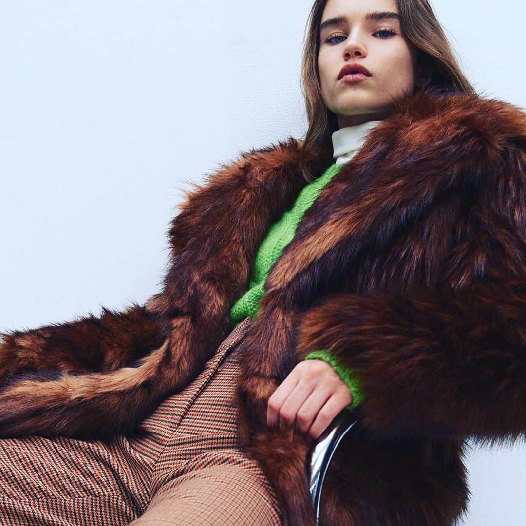 デレク ラムのインスタグラム：「Apple green, camel and brown. New favorite color combo. Derek Lam 10Crosby Fall 2020. Faux fur coat, mohair cable stitch sweater and check pants. #fallfashion #fallvibes @msprouty @vittoriacerciello @meghanroche」