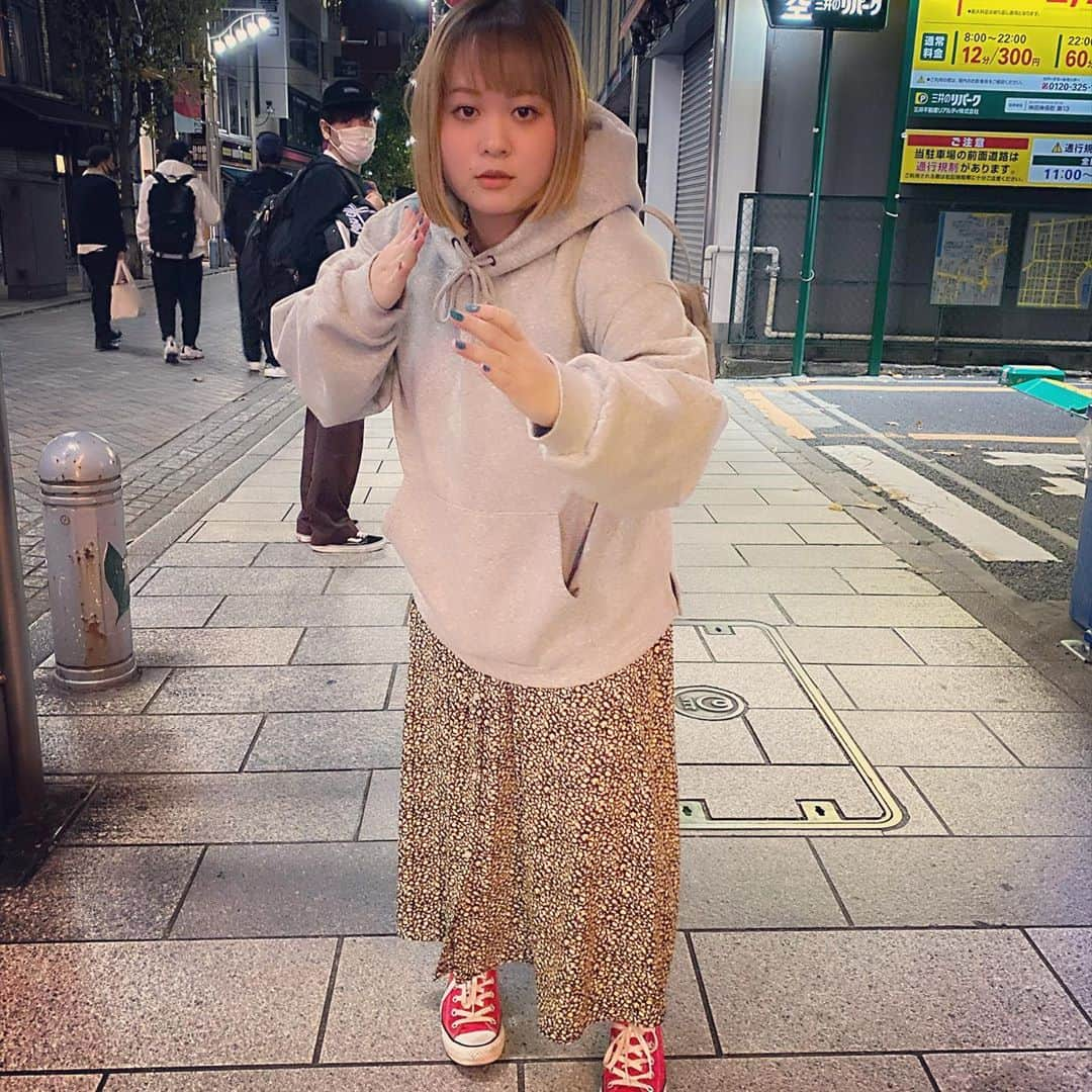 西田さおりさんのインスタグラム写真 - (西田さおりInstagram)「guで買った グレーパーカーが 最高です。 3枚目は妖精です。 . . #1枚目は親友が撮ってくれた #エモ使い捨てカメラ #2枚目は北中が撮ってくれた #いつも写真頼むと #勝手に斜めに撮るけど #今回は真っ直ぐ撮ってくれた #3枚目は神保町を代表する #妖精2人 #西本と並ぶと身長差エグみ」10月30日 23時54分 - saori19950108