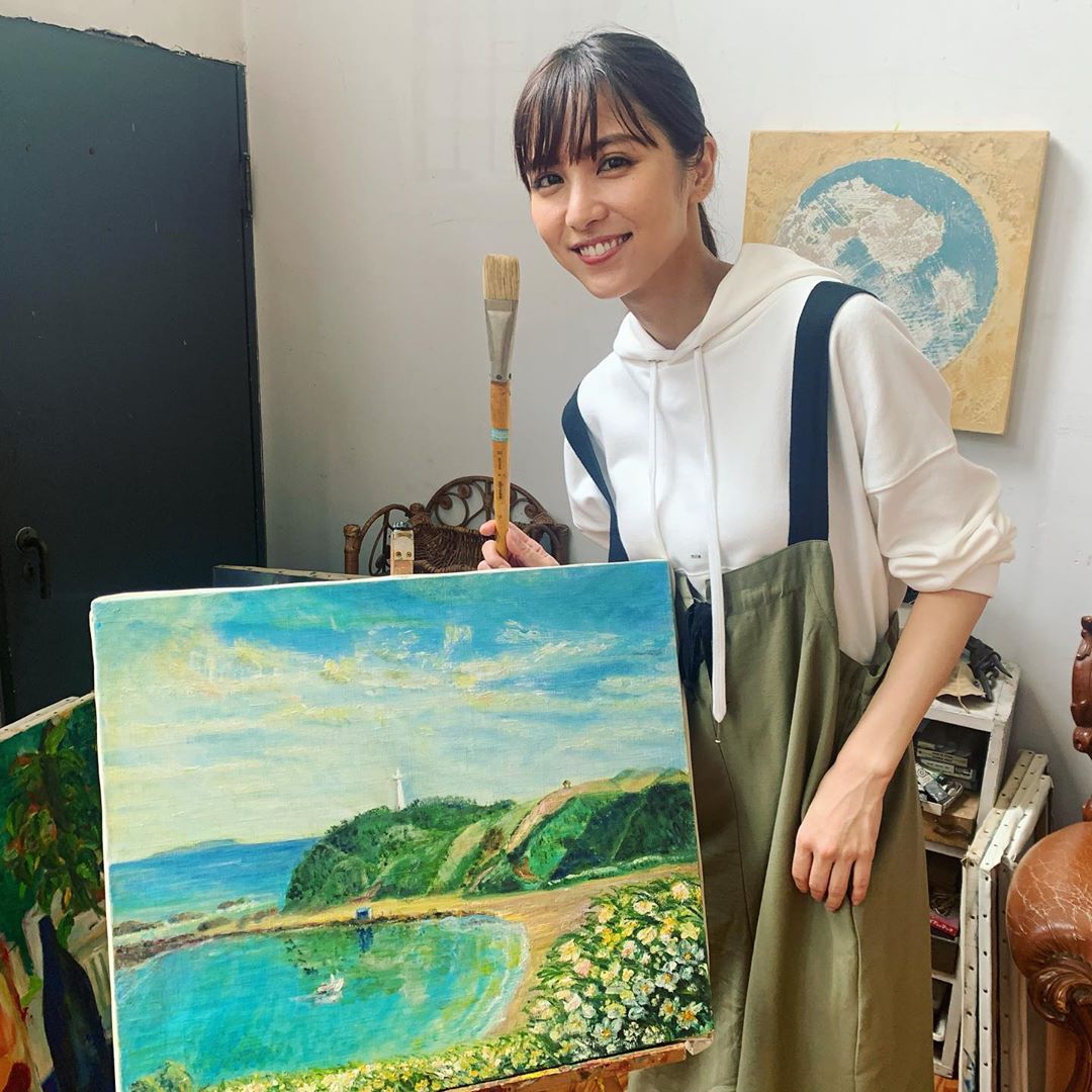 のインスタグラム：「・ #だから私はメイクする #paravi では、 21時から第5話配信開始しました‼️ (ご連絡遅くなりすみません🙇‍♀️)  ゲストは #石川恋 さん🥰 石川さん演じる輪子は、 自分になかなか自信の持てず いつも謙遜してばかり😔 そんな輪子の背中を押すのは、 #サヘルローズ さん演じる ドバイから来たマダム🧕💕 そして、勇気をくれる 赤リップにもご注目ください💄💋  写真は絵画教室の輪子🧑‍🎨🎨」