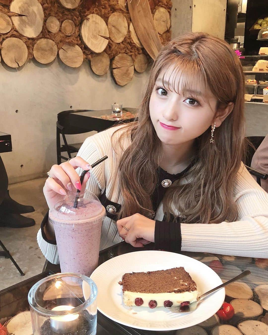のインスタグラム：「. . 久しぶりにニコライバーグマンに行ったら 店内がすっかり秋色になってた🍁 . ここのキャロットケーキ定期的に食べたくなる🐰🥕 . 服は @selectshop_lumignon です♡」