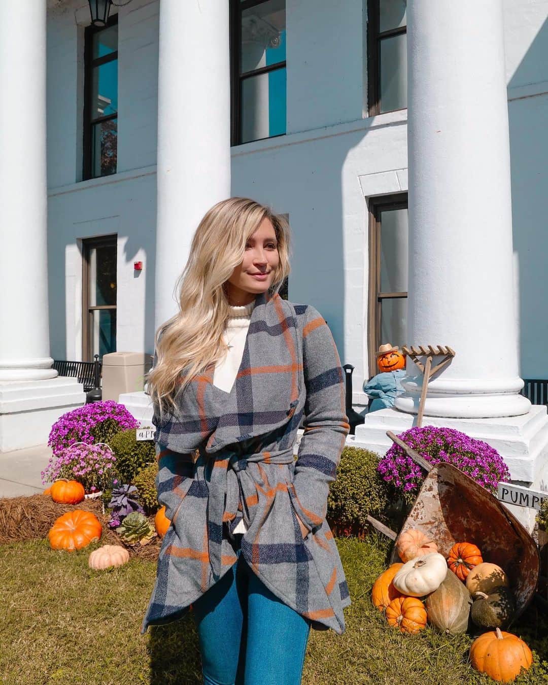 サシャ・カリスさんのインスタグラム写真 - (サシャ・カリスInstagram)「Do you see the guy 🎃 watching me? 😅😉」10月30日 23時56分 - _bahamasgirl_