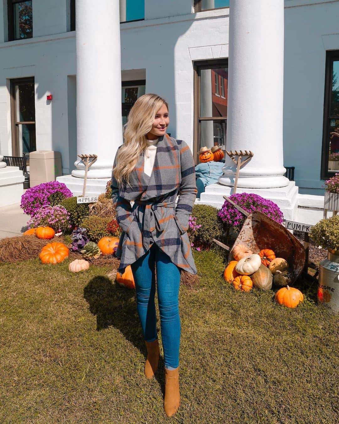 サシャ・カリスさんのインスタグラム写真 - (サシャ・カリスInstagram)「Do you see the guy 🎃 watching me? 😅😉」10月30日 23時56分 - _bahamasgirl_
