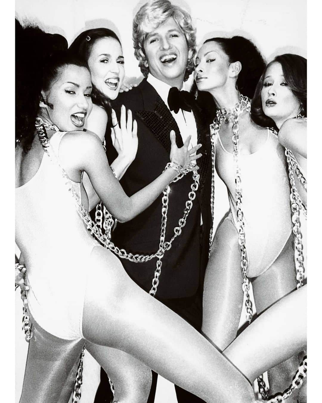 マリオ・テスティーノのインスタグラム：「In the 90s, I was asked to perform at the Balade de L'amour, an event created by Susanne Bartsch to help raise money to fight AIDS. There was no way I would refuse such a cause,  but I was very nervous as I would be performing in front of everyone I worked with. It’s a tough situation if your friends feel uncomfortable for you and if everyone else is wondering how you dared! I had to rehearse all day, but as it’s a cause close to my heart, I just did it. The funny thing is that I drank a lot to calm my nerves, but it was like drinking water and there was no effect or so I thought... Right when the performance ended, I realized I was completely drunk and my stage fright had just not let me feel it! _ En los 90, me pidieron que saliera en Balade de L'amour, un evento creado por Susanne Bartsch para recaudar fondos para combatir el SIDA. No había forma de que rechazara colaborar con esa causa, pero estaba muy nervioso por actuar frente a todos mis colegas. Es una situación difícil si tus amigos se sienten incómodos por ti mientras que todos los demás se preguntan cómo te atreviste. Tuve que ensayar todo el día, pero como es una causa cercana a mi corazón, simplemente lo hice. Lo curioso es que bebí mucho para calmar mis nervios, pero era como beber agua y no hubo efecto, o eso pensé ... Justo cuando terminó la actuación, ¡me di cuenta de que estaba completamente ebrio y que mi pánico escénico no me había dejado sentirlo!  #1992 #LoveBall #TestinoArchive」