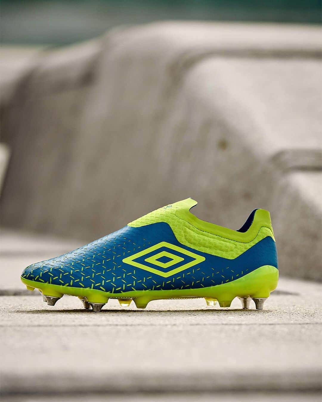 UMBROさんのインスタグラム写真 - (UMBROInstagram)「Scary Speed⚡️. Laceless and lethal Velocita 5 Elite. Out now in Blue Sapphire, Lime Punch, White.  Hit the 🔗 in our bio to find out more.  #umbro #umbrofootball #velocita #football #footballboots」10月31日 0時03分 - umbro