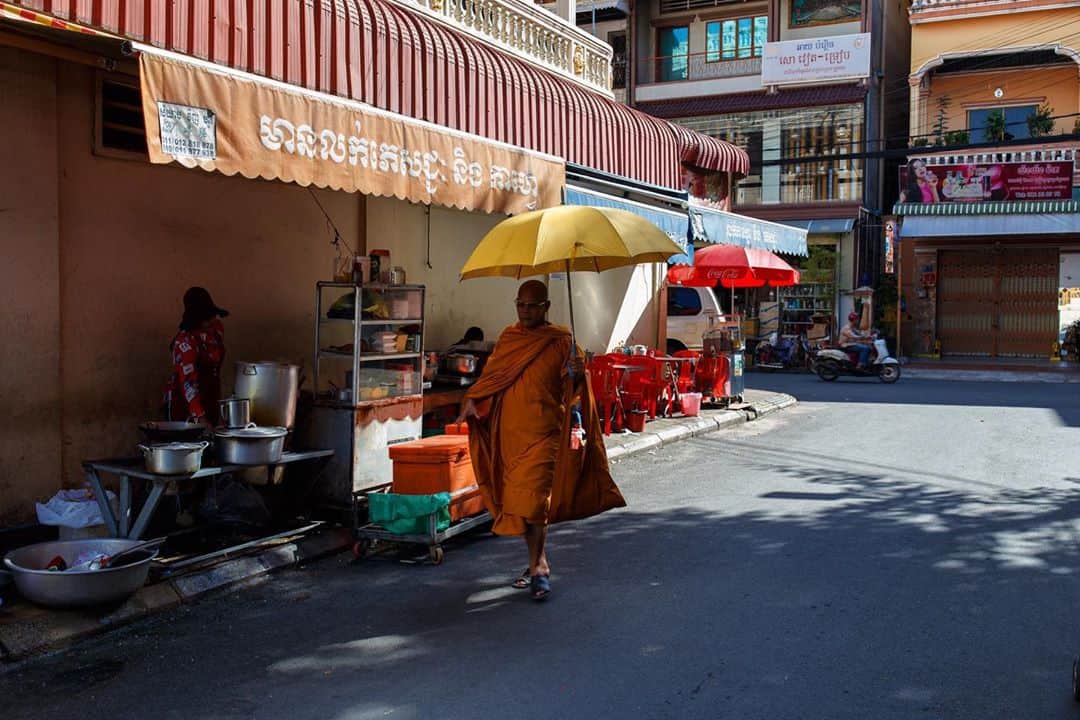 Shunsuke Miyatakeのインスタグラム：「A monk in the morning, sowewhere in Phnom Penh」