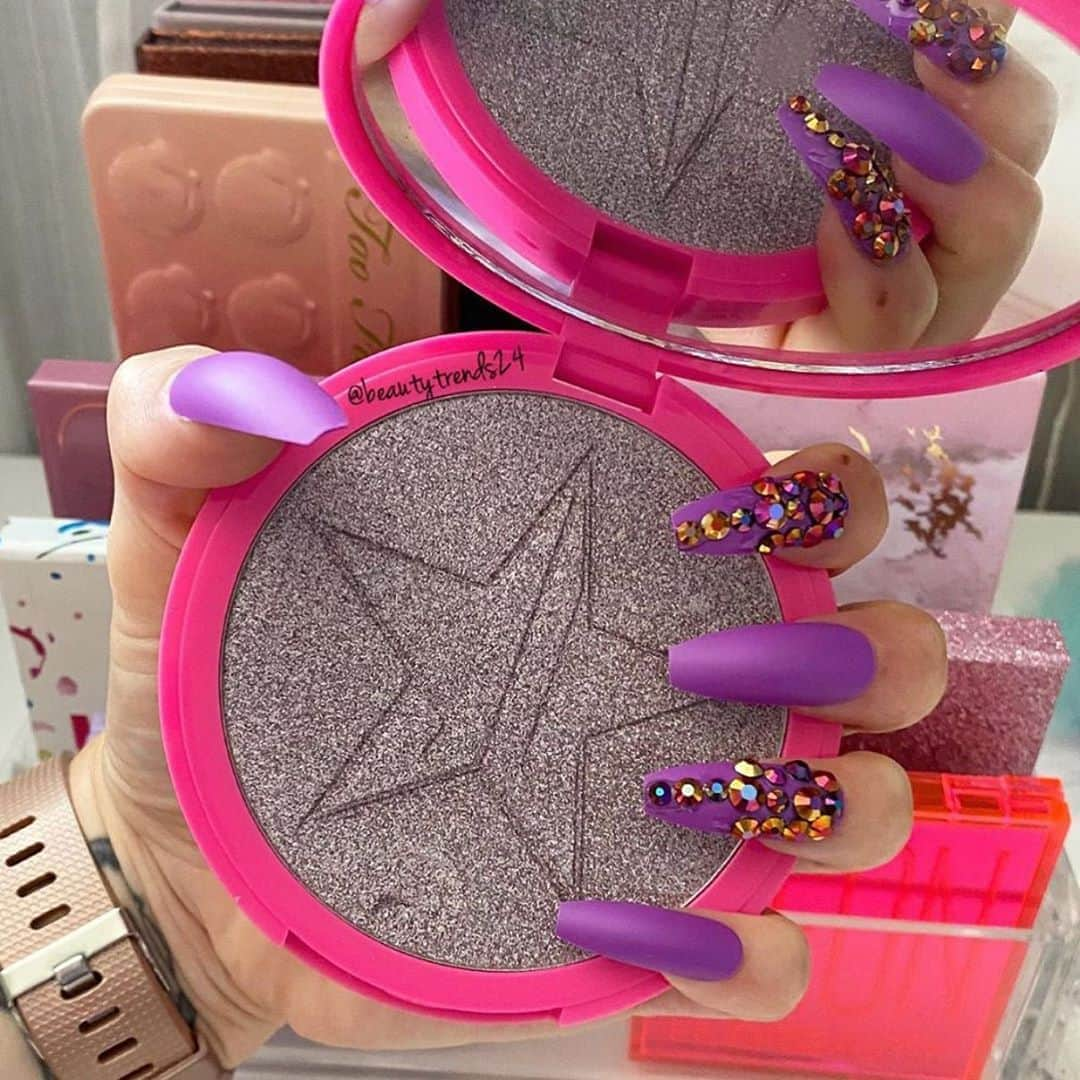 Jeffree Star Cosmeticsさんのインスタグラム写真 - (Jeffree Star CosmeticsInstagram)「Good morning everyone 🌟 @beautytrends24 showing off our #SkinFrost in the shade Lavender Snow 💜 #jeffreestarcosmetics」10月31日 0時07分 - jeffreestarcosmetics