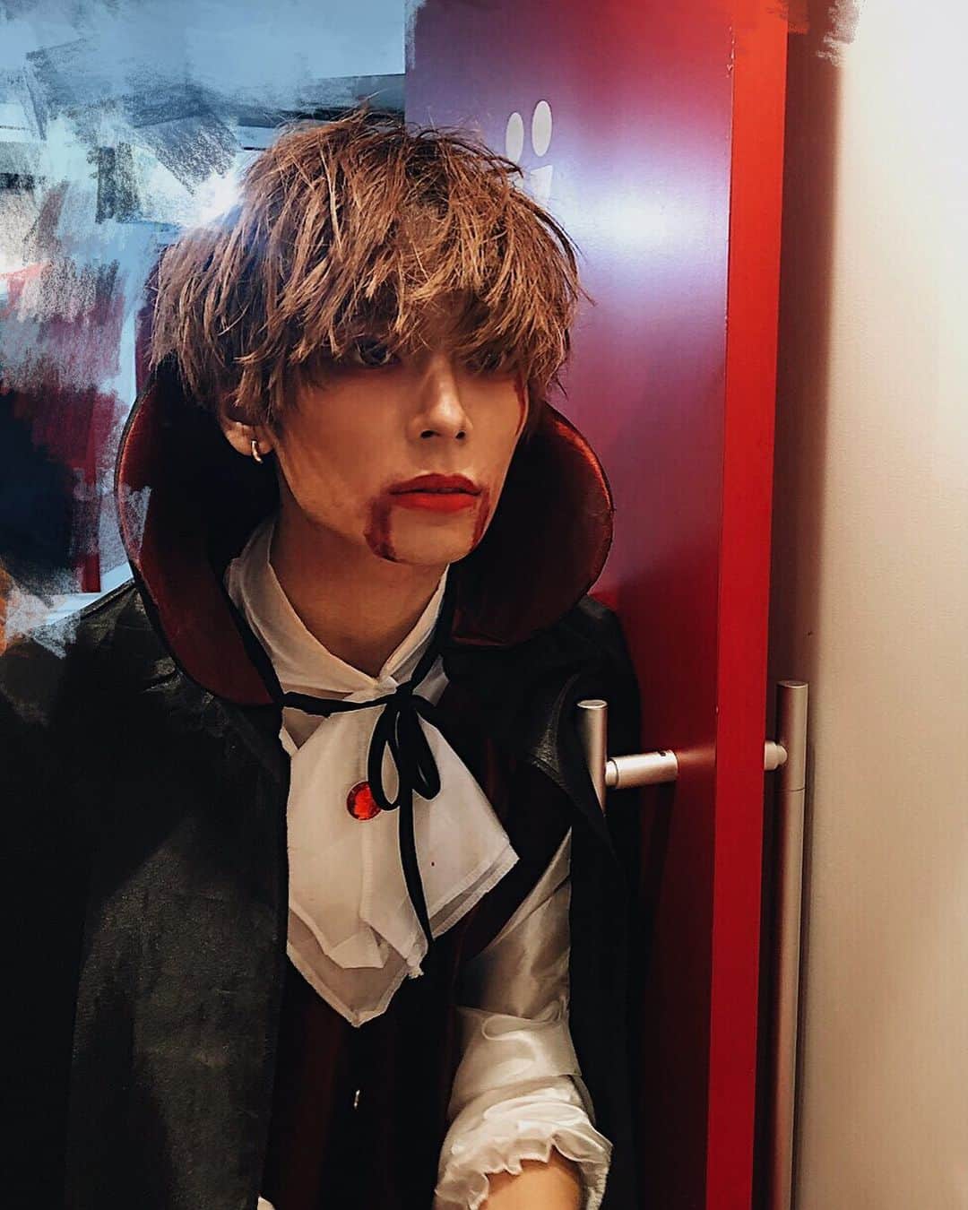 岡田隆之介のインスタグラム：「ヴァンパイアinトイレ お菓子をくれないとイタズラしちゃうぞ！！ . . . . . . . #instagood #instalike #like4like #like #ootd #ootn #followme  #halloween #halloweenmakeup #モデル #サロモ #サロンモデル #メンズファッション #ファッション #お洒落さんと繋がりたい #韓国好きな人と繋がりたい #ファインダー越しの私の世界 #フォロミー #相互フォロー #いいねした人で気になった人フォロー #金髪 #マッシュ男子 #雰囲気好きな人いいね #雰囲気推してください  #いいね返し#ハロウィン仮装 #ハロウィンコスプレ #ヴァンパイア」