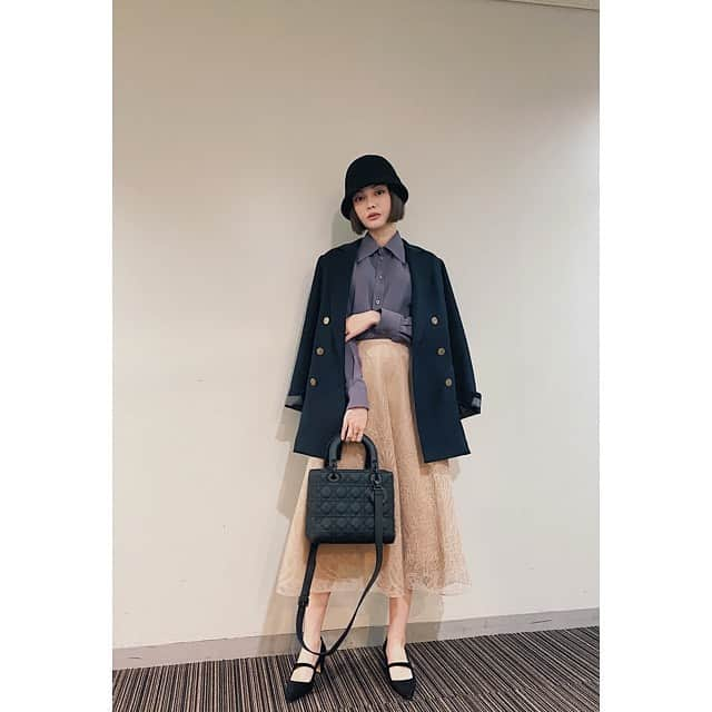 玉城ティナさんのインスタグラム写真 - (玉城ティナInstagram)「#たましふく  ぼうし　@dior  じゃけっと　@rosary.moon  しゃつ　@celine  すかーと　@celford_official  くつ　@manoloblahnik   こういうスタイル好き。」10月31日 0時13分 - tinapouty