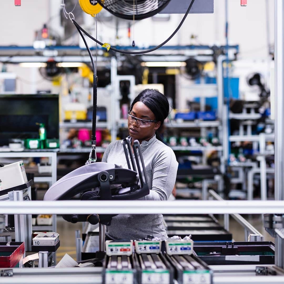 Herman Miller （ハーマンミラー）さんのインスタグラム写真 - (Herman Miller （ハーマンミラー）Instagram)「As #manufacturingmonth2020 winds down, we want to celebrate the people behind the products. Every day, we’re grateful for our manufacturing employees who take the design from concept to finished product. And this year, even more so as many voluntarily returned to the line early in the pandemic to become essential workers. Cheers to the people who make sure our heritage is well-preserved and who honor the innovative processes on our production lines.   📸: @nicholascalcott」10月31日 0時14分 - hermanmiller