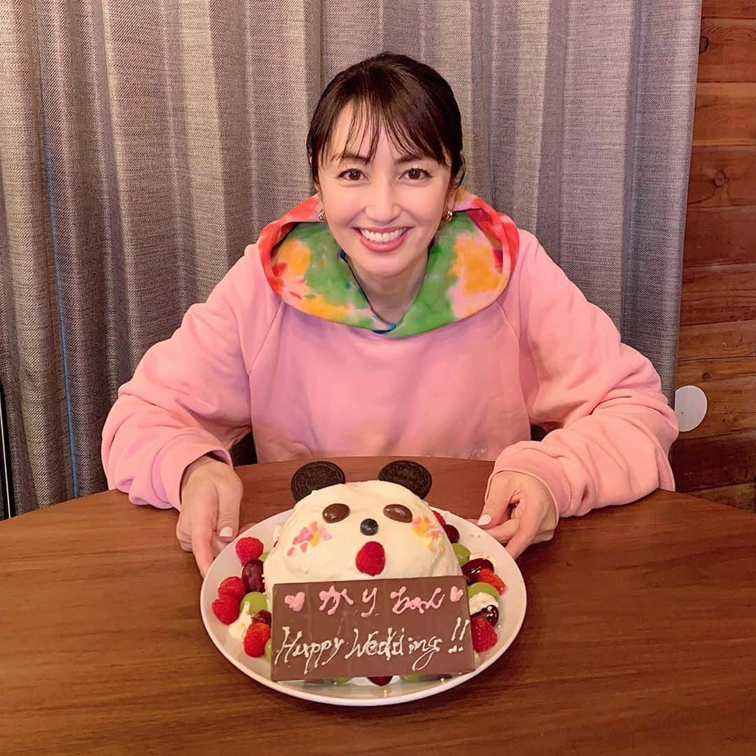 矢田亜希子さんのインスタグラム写真 - (矢田亜希子Instagram)「サプライズで作ったケーキ❤️#沸騰ワード10 #パンダケーキ#コストコ#コストコケーキアレンジ#サプライズ#他のアレンジ料理の写真がなにもない ピンクのフーディーは @cherrylosangeles  白ワンピースは @merlettenyc」10月31日 0時16分 - akiko_yada