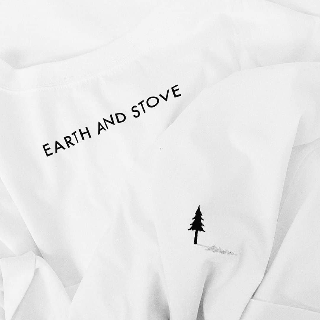 三浦大地さんのインスタグラム写真 - (三浦大地Instagram)「新作のEARTH AND STOVE LOGO T-SHIRT発売開始致しました！  今回のTシャツは素材をトレーサブルオーガニックコットンを使用し、少しでも地球に優しく、シルエットはゆったりで着心地も優しい。  これからの季節はインナーにもしやすいシンプルなデザインで2サイズのユニセックス。  大量生産によって起こるロスを無くす為にかなり少量の生産にしました。  ショッピングサイトは @earthandstove のプロフィールのリンクから飛べます。  こちらのTシャツは先日、新ブランド @wrinn_ を発表した @yukimikawashima の協力を頂 き完成致しました。  幸美ちゃんもファッションを通して、これからの地球を真剣に考えてクリエーションをしている愛溢れる人です。  新ブランドのコンセプトも素晴らしいです。是非 @wrinn_ もチェックしてみてくださいね。  #earthandstove #eastshirt」10月31日 0時18分 - daichi_1127