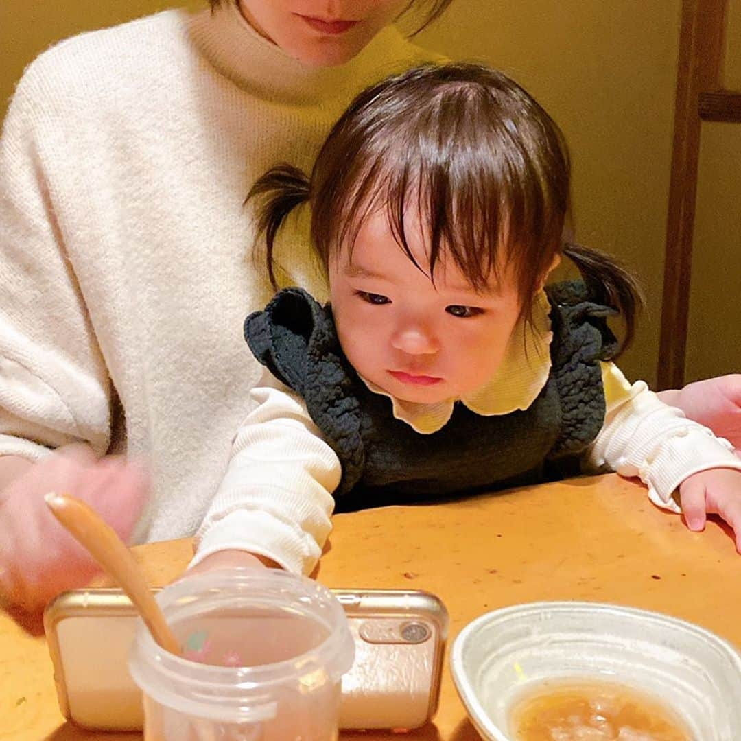 しほの涼のインスタグラム：「最近夜ご飯を沢山食べるから、沢山作ったのに 今日はいらないとスプーンを投げて、お絵かきしたくて泣き出した娘。 一生懸命作ったのに捨てるのかぁと悲しくなって娘にもーいーよ。と冷たい態度を取ってしまった。  娘はその私の顔色を伺って、悪い事をしたんだなとわかっていたみたいだった。  気分を変えようとお風呂に入ったら、ちゃんと私が洗ってる間、お砂場セット500円に入ってたまともに出ないジョウロでお湯をすくって遊んでくれてた。 毎日毎日同じジョウロで楽しそうに笑いながら遊んでいる娘を見て、私は何を求めてるんだろうって悲しくなった。  妊娠した時、健康で産まれてくれれば何も望まないと思っていたのに、いざ産まれてみると、早く寝てほしいとかコップで水を飲めるようになってほしいとか、 親の都合でしてほしいと願う事が増えた。  ゆっくり夫婦で映画の一本観たいし、オシャレなイタリアンに行きたいし、美容院に行ってヘッドマッサージでもしてのんびりしたい気持ちもあるんだけど、娘を置いてまでしたいかと聞かれるとNOなんだよなぁ。娘が泣いてるかもしれないのに美容院行っても楽しくないんだよな。 多分、私は一生母親で、母になる前に楽しかった事はもう楽しくないのかもしれない。  その代わり娘がいればその辺りの公園も、ケーキ屋さんだって娘が喜ぶから楽しい。 ただ道を歩いてても、バスが通ったり、犬とすれ違うだけで喜ぶ娘を連れてると本当に楽しい。  前までゆっくり入りたいと思っていたお風呂も、今は娘と遊びながら一緒に入りたい。じゃないと寂しい。 夜泣きするから1人で朝まで寝たいと願っていたけど、今は娘が隣に寝ていないと寂しい。  いつまで抱っこって言ってくるかな？ 私が座ってると膝の上に来たり、トイレにまで付いてきて私がいると1分たりとも離れない娘はいつまでいるんだろう。 いつの日か抱っこが最後の日が来る。 ご飯を口に運ぶのも、洗ってあげるのも、歯磨きしてあげるのも必ず最後の日が来る。  未来の私が後悔しないように、娘の全てを見て育てたい。全部を記憶しておけるように毎日写真も撮って、 老後に夫婦で子育ての話をしたい。  産まれた時に決めた事。 抱っこを求められたら、必ず抱っこする。 短くてもどこでも、娘が抱っこと手を伸ばしたら 必ず抱っこする。 そして私の感情で怒らない。 何か世間的に悪い事や態度をした時にシツケで怒る以外は怒らない。  この先もこの二つは必ず守って子育てをしたい。 夜中にエドシーランなんて聴いちゃったからおセンチになったわ。笑 #育児日記 #育児あるある #育児奮闘中 #育自 #一歳子育て #一歳三か月 #子育てグラム」