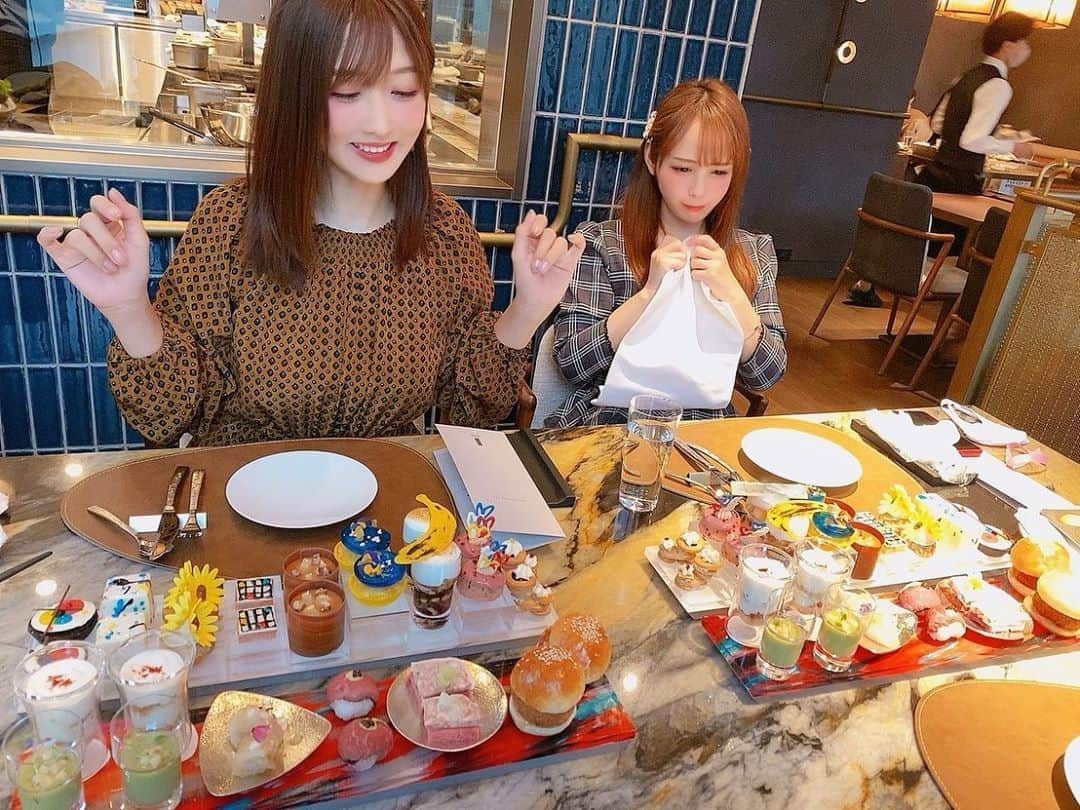 大槻ひびきさんのインスタグラム写真 - (大槻ひびきInstagram)「みんなで アフタヌーンティー☕️💖 #afternoontea #sweets  #yummy #friends #happy #kawaii #アフタヌーンティー #スウィーツ」10月31日 0時22分 - yanhibi0221