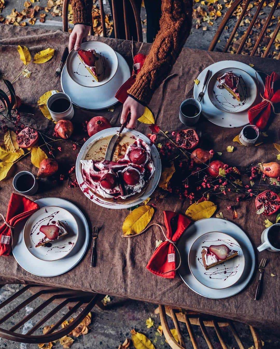 Our Food Storiesのインスタグラム：「Werbung|Advertisement We are excited to team up with @lovely.linen again to show you their beautiful new autumn and winter tones ✨How gorgeous is this linen table cloth in the beautiful new color „almond“ 🌟👌🏼 We served a delicious gluten-free pumpkin cake with poached pears and then enjoyed a mulled wine in front of the fire place with the coziest cushions from @lovely.linen ❤️ Happy weekend guys! #lovelylinen  ____ #autumnvibes #autumncolours #autumnstyle #tabledecor #tablesetting #linenlove #tablelinen #gatheringslikethese #tabledecoration #foodphotography #foodphotographer #foodstylist #germanfoodblogger #fellowmag #verilymoment #simplejoys」