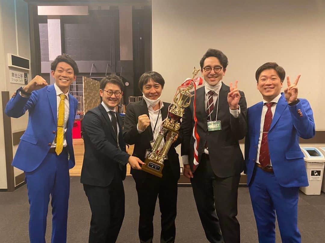 皆川勇気のインスタグラム：「改めて、第50回NHK上方漫才コンテスト優勝できました🏆  本当に嬉しいです！ この伝統ある賞に名を刻めたことが！！！  写真に写っているマネージャー陣(撮影の時だけマスクを外してます)をはじめとする吉本興業の社員の皆様、家族、ファンの皆様、テレビ・ラジオ番組スタッフの皆様、劇場スタッフの皆様、書き切れませんがとにかく携わってくださる全ての皆様のおかげです！！本当にいつもありがとうございます🙇‍♂️  この賞に誇りを持って、また恥じぬように、更に頑張ります！  M-1は、あと1年待ってください🤣🤣🤣🤣🤣」