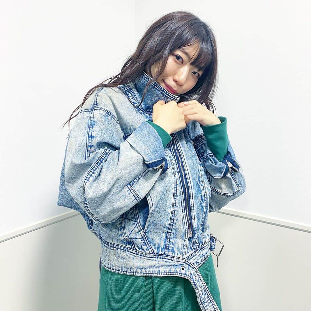 ぱいぱいでか美のインスタグラム：「お母さんから借りパクしてるデニムのライダース ꙳ #denimjacket #ridersjacket #お母さんのおさがり #お母さんから借りパク #俺はインスタグラマーになりてぇ ꙳ 毎年秋〜冬くらいになるとお母さんから来る恒例のLINE… 「Gジャンどうなってる？」 今年はなんと「着てるんだったらいいんですが…」に！ これは！根負けした模様！やったー！ はい、すみません。 大事に着させてもらってます！ 前閉めても開けても可愛くて 形がすごい珍しいからお気に入り〜 写真はベルトぴろーんなってますが。笑 色味もリアルヴィンテージすぎて味わいあって最高！ ありがとうお母さん。。すみません。。」
