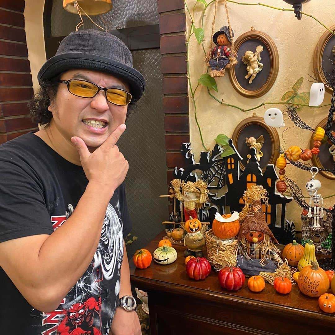 人間椅子さんのインスタグラム写真 - (人間椅子Instagram)「#happyhalloween🎃  #ハロウィン #ハロウィン🎃  #halloween #ナカジマノブ  #顎に手を添えお決まりポーズ  #🥁🎶」10月31日 0時28分 - ningen_isu