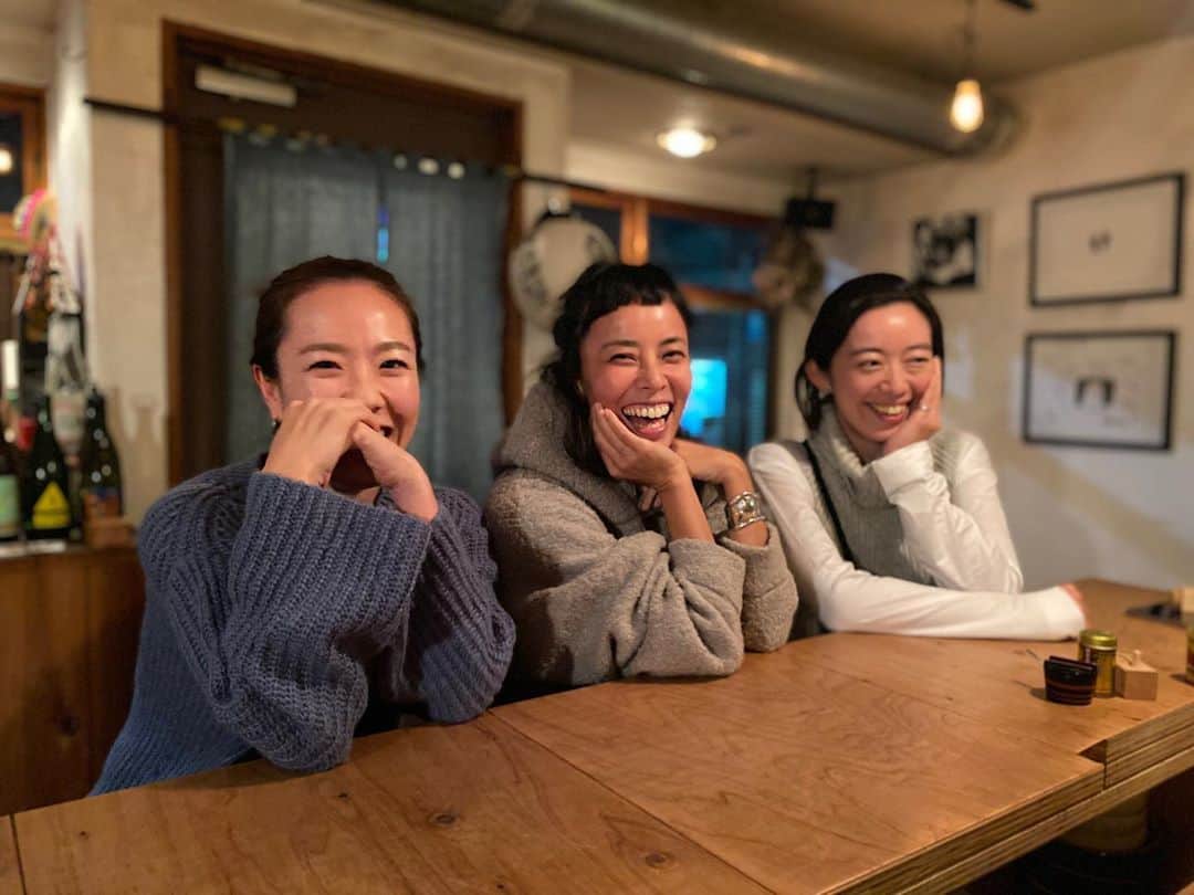 渋木さやかのインスタグラム：「関西から鎌倉に来た2人。 ⠀ “たこ焼き焼けない関西人”と、”オシャレなヤツは大体友達” そんな2人と良い時間を過ごしました♡ ⠀ パパと2人の写真も撮ってもらったりしてさ。いい金曜日だ。 ⠀ 土曜の朝7:00(ごろ) あさのちょこっと瞑想をお天気なら海でinstaLive やります。Findyourself 土曜で終わりだぁ〜1か月って、ほんとにあっという間。そして満月🌕 ⠀」