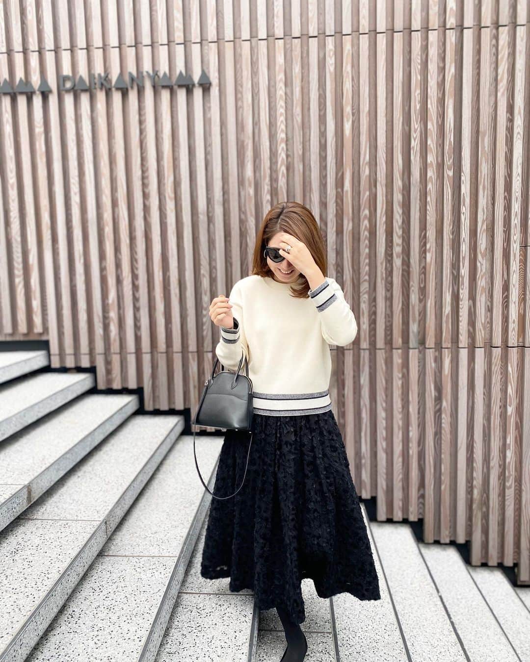 髙田麻紀子のインスタグラム：「❤︎ . 打ち合わせの後、友人達とサクッとランチ❤️ . ニット#dior スカート#charmantfemme  バッグ#hermes シューズ#manoloblahnik  . #instagram #instagood #fashion #ootd #outfit #cordinate」