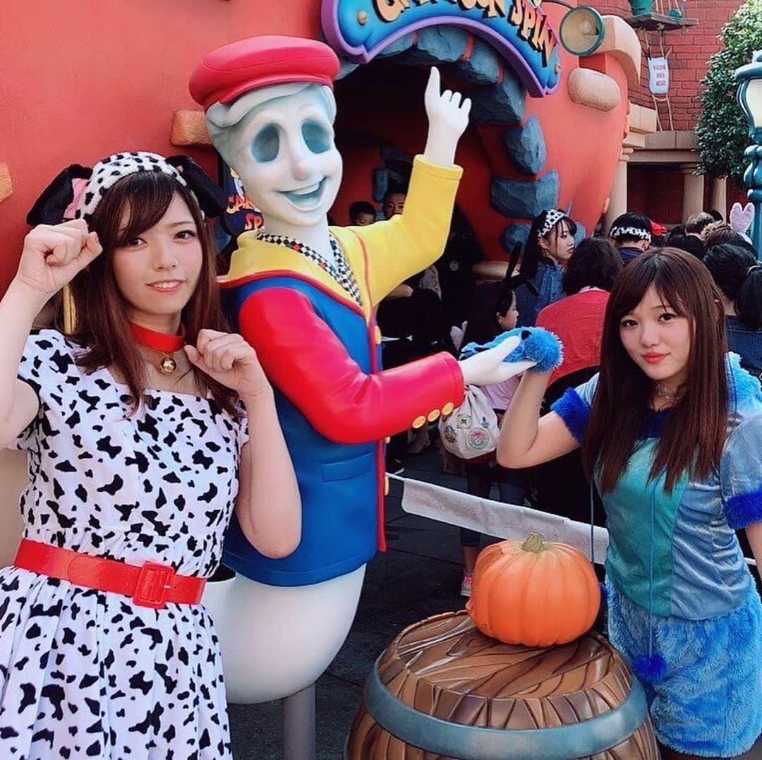 のインスタグラム：「ハッピーハロウィン、ハッピーヴィランズ。去年のハロウィンは楽しかったなぁ。去年は。写真も去年です。 大好きなスプブのために生きてた。写真見ると辛くなるだけなのに見たくなってしまう😭幸せだった思い出に浸りたいのよなぁ。 ふぐちゃんに早朝からバイクで行って地蔵付き合ってもらったり。本当に良い日々だった。いつかまた同じように笑いたい。私の強い願いである。コロナ禍でもどこかに楽しさは見出していかないと生きてる感じしないので何とかがんばっております。  #ディズニー #ディズニーハロウィン #ディズニーハロウィン仮装 #ハロウィン #ハロウィンコスプレ #ハッピーハロウィン #スプブ」