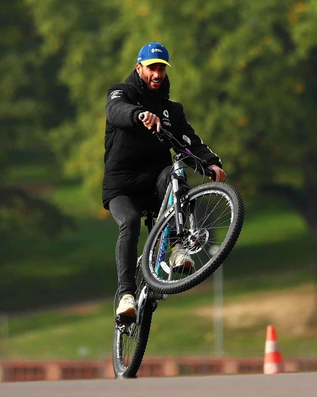 F1さんのインスタグラム写真 - (F1Instagram)「Who needs four wheels when you have t̶w̶o̶ one 😉⁣ ⁣ @danielricciardo is having fun out on track without practice this Friday 🙌⁣ ⁣ #F1 #Formula1 #ImolaGP #DanielRicciardo #Renault」10月31日 0時41分 - f1