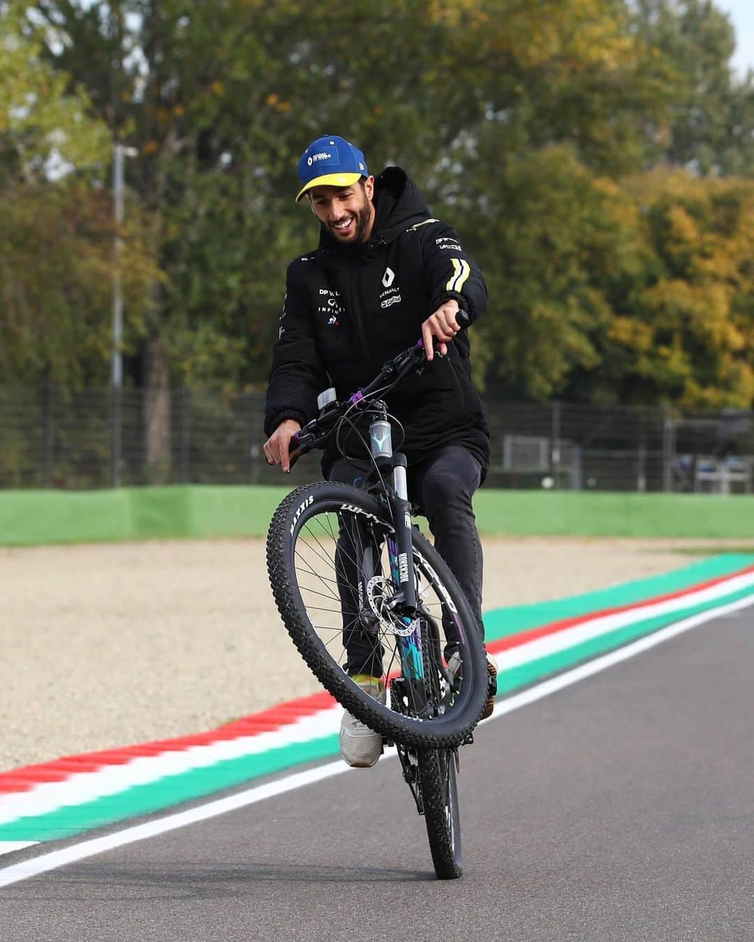 F1さんのインスタグラム写真 - (F1Instagram)「Who needs four wheels when you have t̶w̶o̶ one 😉⁣ ⁣ @danielricciardo is having fun out on track without practice this Friday 🙌⁣ ⁣ #F1 #Formula1 #ImolaGP #DanielRicciardo #Renault」10月31日 0時41分 - f1