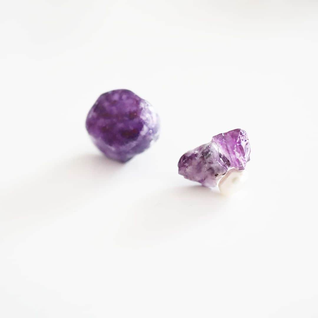 のインスタグラム：「gem pierce · フローライト×淡水パールのピアス · こちらWEB SHOPには載せないので、気になる方はDM下さいね · #joueri#アクセサリー#ピアス#天然石#淡水パール#レジンアクセサリー#天然石ピアス#イヤリング#カジュアルコーデ #ハンドメイドアクセサリー#fashion#ootd#outfit#code#coordinate#style#ファッション#コーディネート#コーデ#プチプラ#プチプラコーデ#シンプルコーデ#mamagirl#locari#partegram#カジュアル#お洒落さんと繋がりたい」