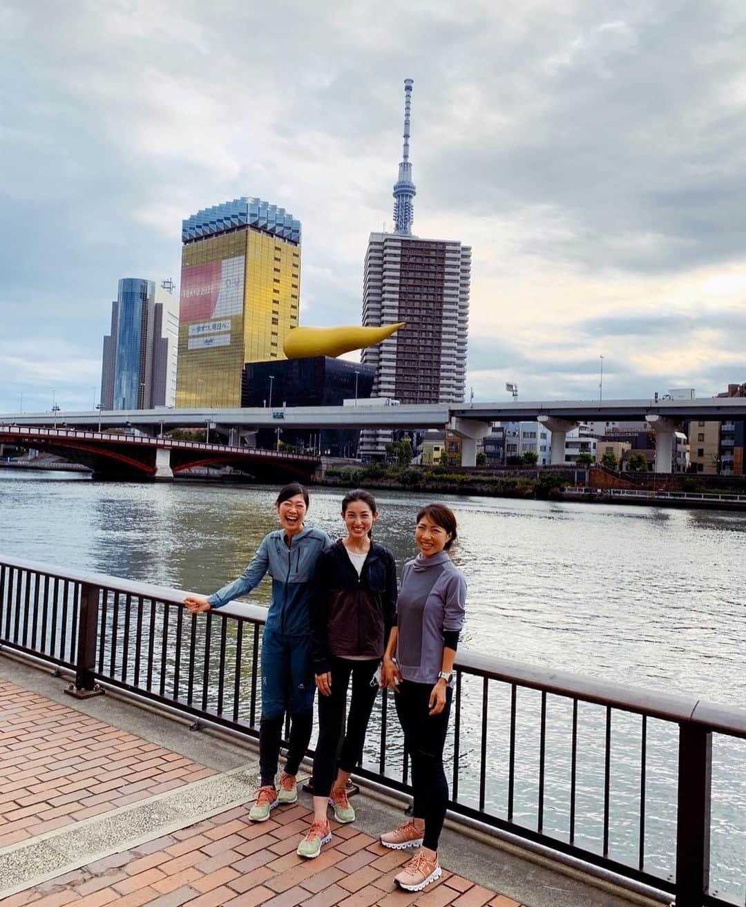 大杉亜依里のインスタグラム：「２人の魅力をいっぱい感じた朝RUN🌞✨﻿ ﻿ 今回の朝RUNにお誘いしてくれた @mikat_public さん。ミカティーの笑顔が大好き😆﻿ 1枚目の写真みたいな全力笑顔で「おはよーっ！！」って迎えてくれて、最高な朝になる。﻿ 思い出すときに笑顔が浮かぶ人ってとても素敵！✨﻿ ﻿ @sui.utarun さんは速くて強いだけじゃなく、優しさに溢れていて魅力的な女性💕﻿ 「みんなでOn合わせようと思って！」ってウエアを着てきてくれたり、2枚目の写真もOnアンバサダーの私をさり気なく真ん中にしてくれたり😳✨﻿ 言動でも周りに元気を与えてくれる方だなぁって、本当に尊敬しています☺️👏✨﻿ ﻿ そういえば普段でも、ランニング中にすれ違う人を見ていて目につくのは、その人の"素敵だなぁ"と思うところ。﻿ ﻿ 『あの人のウエアかわいいなぁ』『良い筋肉してるなぁ』とか、『楽しそうだなぁ』『良いシューズ履いてるなぁ欲しいなぁ』とか笑…そういうところ👏﻿ ネガティブな面なんかより、断然良い面を見るよね！自分の良い参考にしたいし✌️✨﻿ ﻿ 逆に自分のコンプレックスとか、ネガティブな面を批判的に見てしまってるのって、もしかしたら単に自分自身だけなのかも。なんて思ったりね。﻿ ﻿ #ナイス気づき﻿ #楽しい朝だった #大前提だけど他人の粗探しするような人はほっとこ﻿ #今日は満月だって﻿」